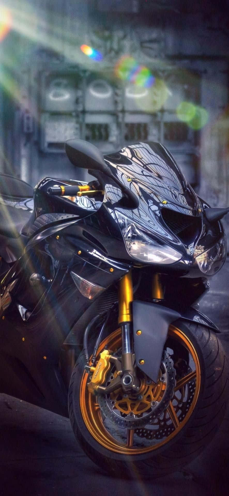  壁紙 — 一輛帶有金色點綴的時尚黑色運動機車，在充滿戲劇性鏡頭光暈的陰暗城市小巷中閃閃發光。