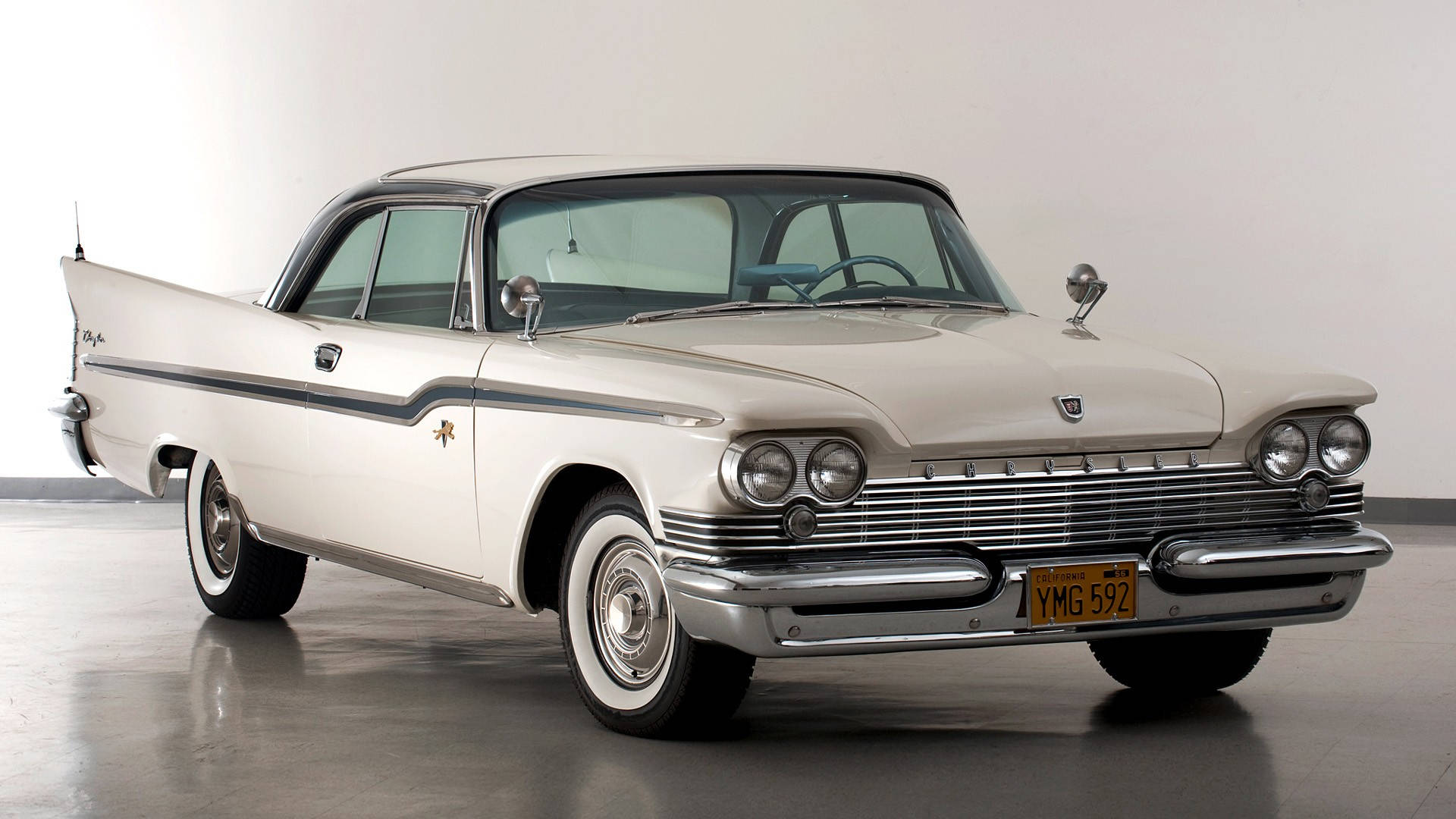 Chrysler 桌布 壁紙 — 一輛帶有鍍鉻裝飾和尾鰭的純白色1950年代克萊斯勒，在拋光地板上的工作室燈光下閃閃發光。