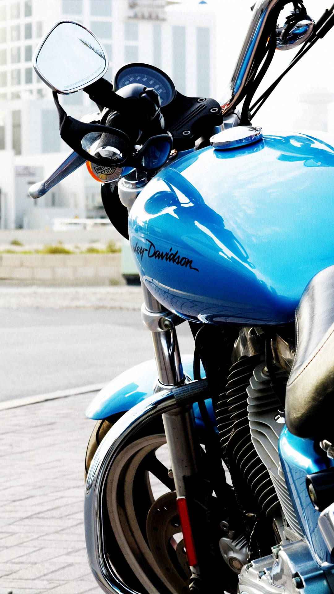 城市街道上藍色Harley-Davidson摩托車的特寫。 — 哈雷戴維森 GIF 壁紙