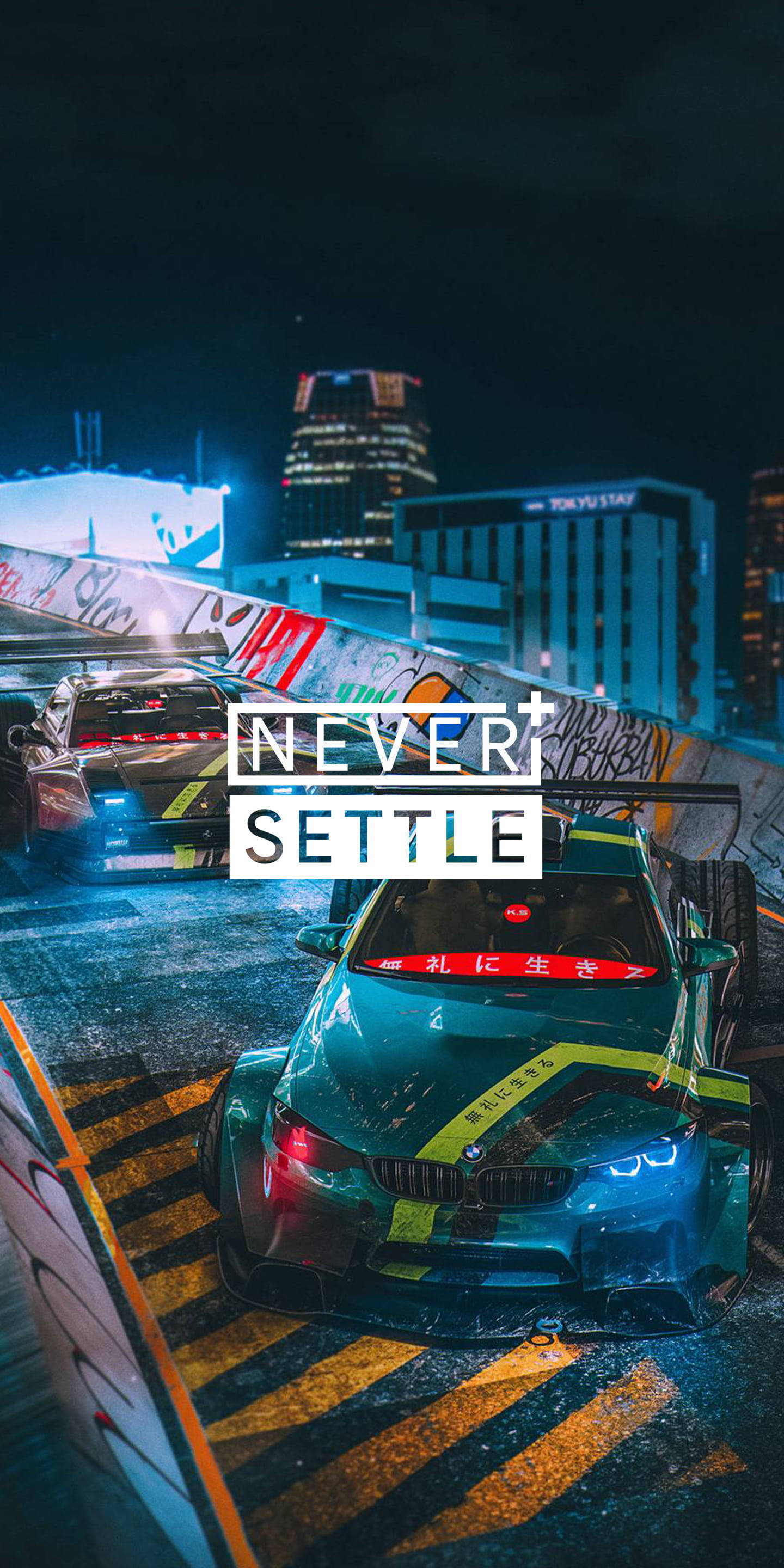 Racing 桌布 壁紙 — 一輛帶有霓虹色調的青色賽車在夜晚的城市燈光下，在佈滿塗鴉的城市賽道上飛馳。