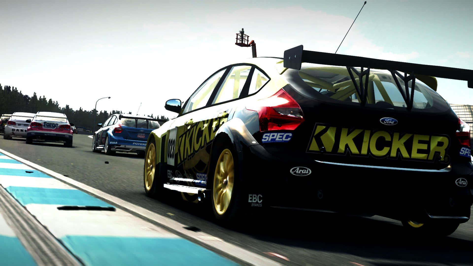 Grid Autosport 桌布 壁紙 — 一輛帶有黃色KICKER貼紙的黑色賽車在賽道上疾馳，背景有其他車輛。