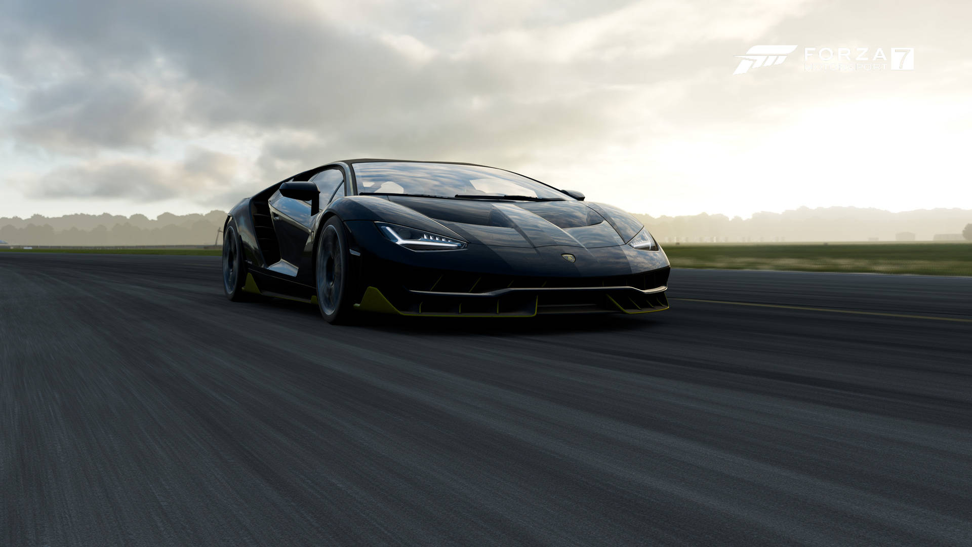 Motorsport 桌布 壁紙 — 一輛帶有黃色點綴的時尚黑色藍寶堅尼跑車，在多雲的天空下於潮濕的賽道上飛馳。