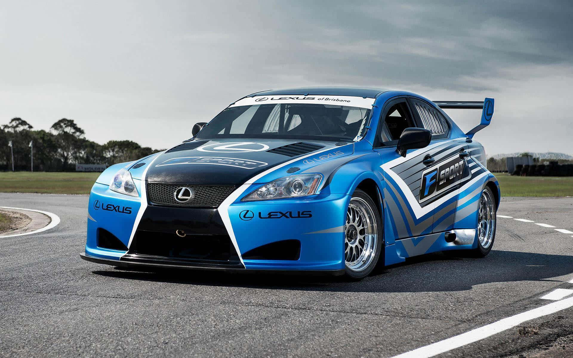 Car Racing 桌布 壁紙 — 一輛帶有黑色和白色點綴的鮮藍色 Lexus 賽車在陰天下的賽道上疾馳。