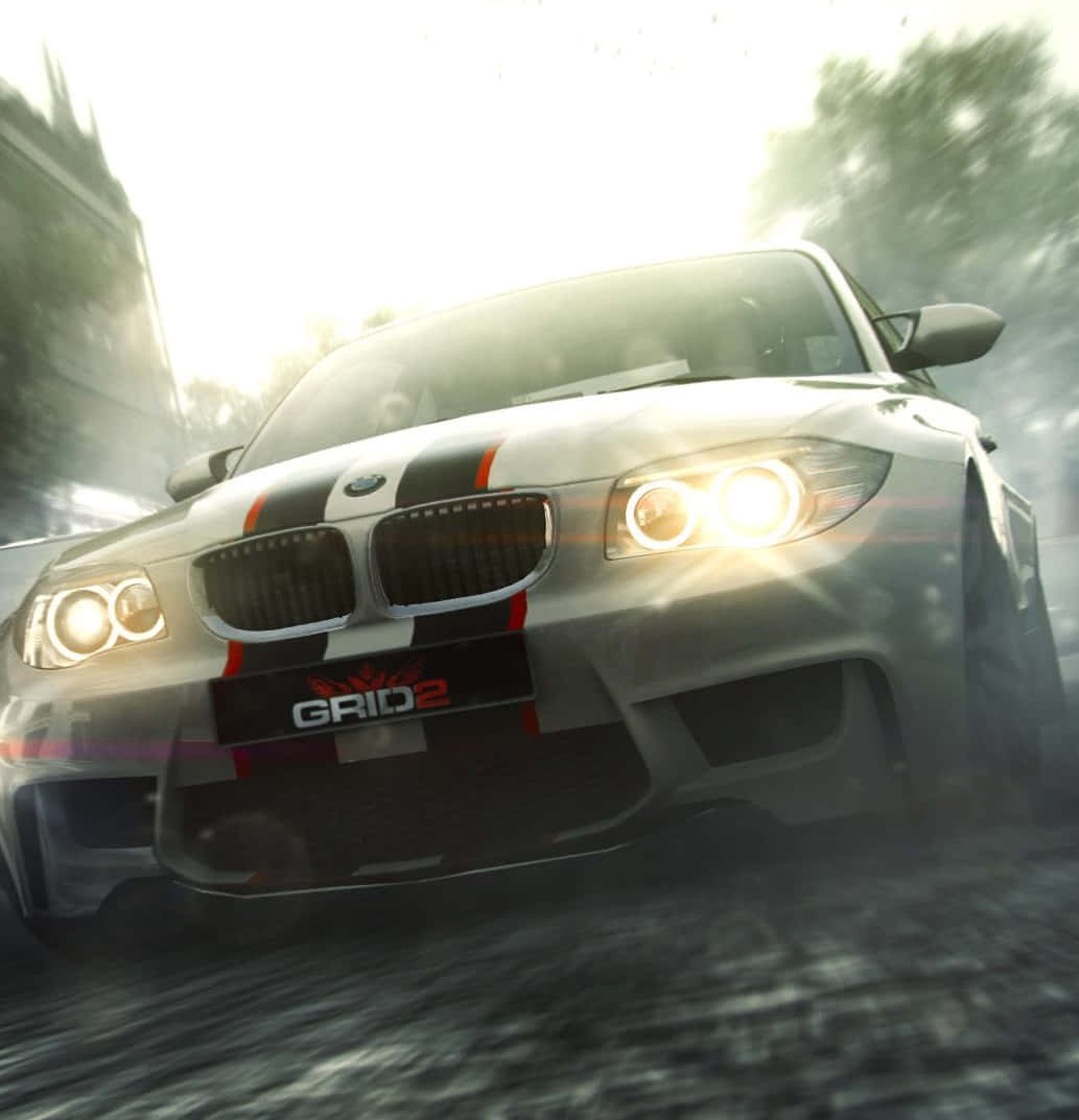 Grid Autosport 桌布 壁紙 — 一輛帶有黑色和紅色條紋的白色BMW賽車在黎明時分穿過霧濛濛的城市街道，車頭燈閃爍著光芒。
