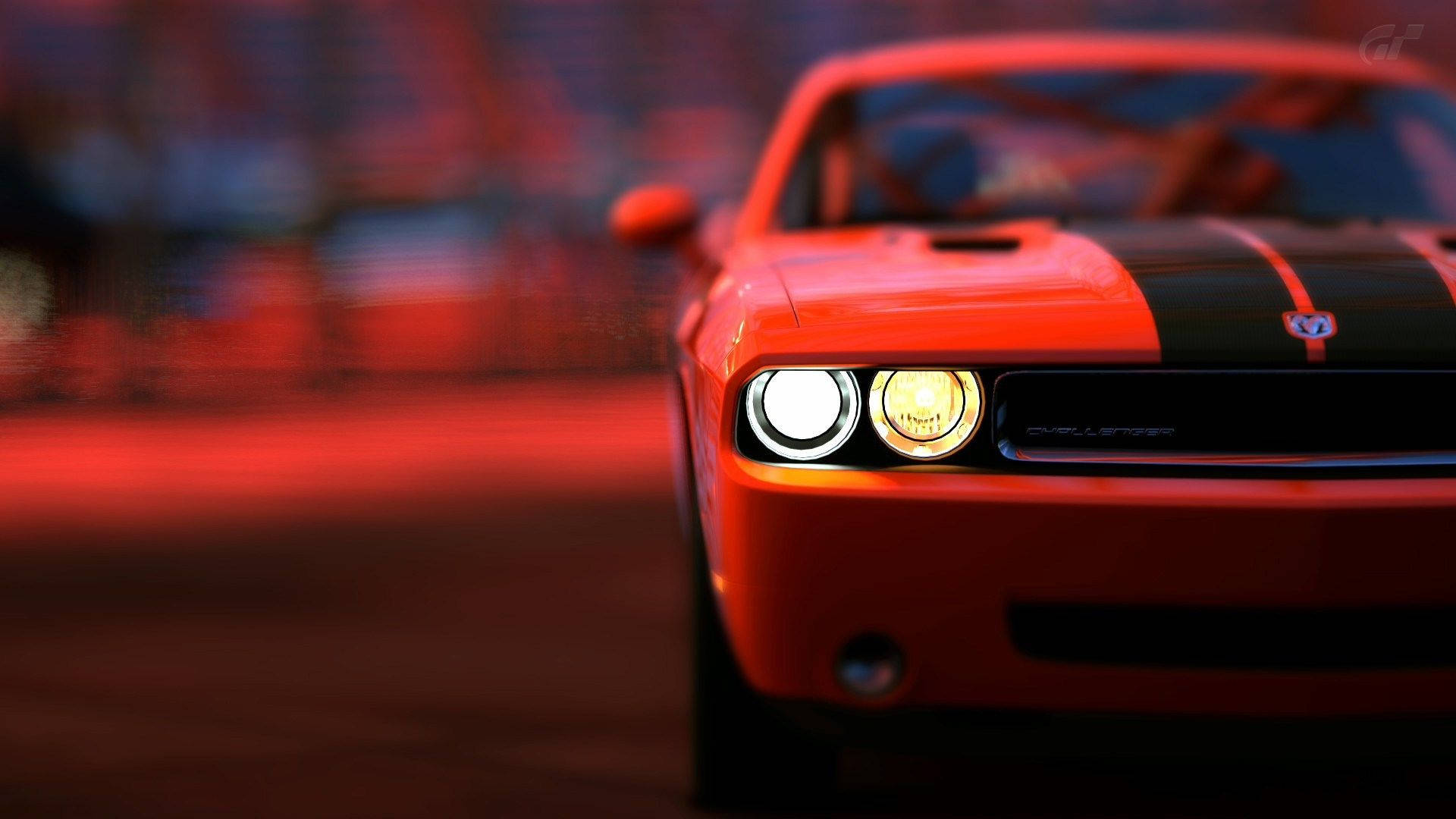 Dodge 桌布 壁紙 — 一輛帶有黑色條紋和發光車頭燈的紅色道奇挑戰者在黃昏時分主導了模糊的賽道。