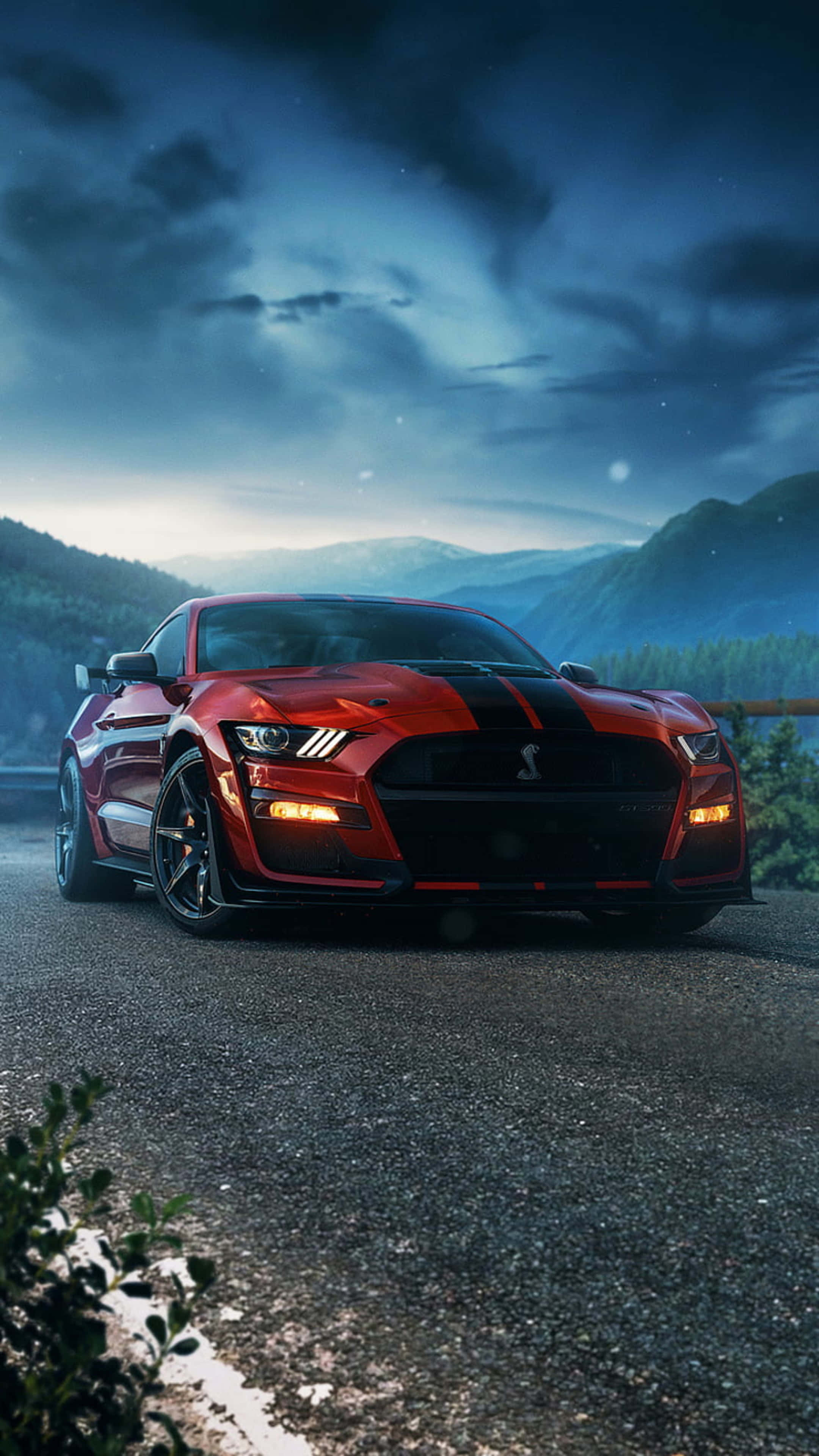 4K汽車 桌布 壁紙 — 一輛帶有黑色條紋的紅色Shelby Mustang停泊在山路上，背景是繁星點點的夜空和遠山。