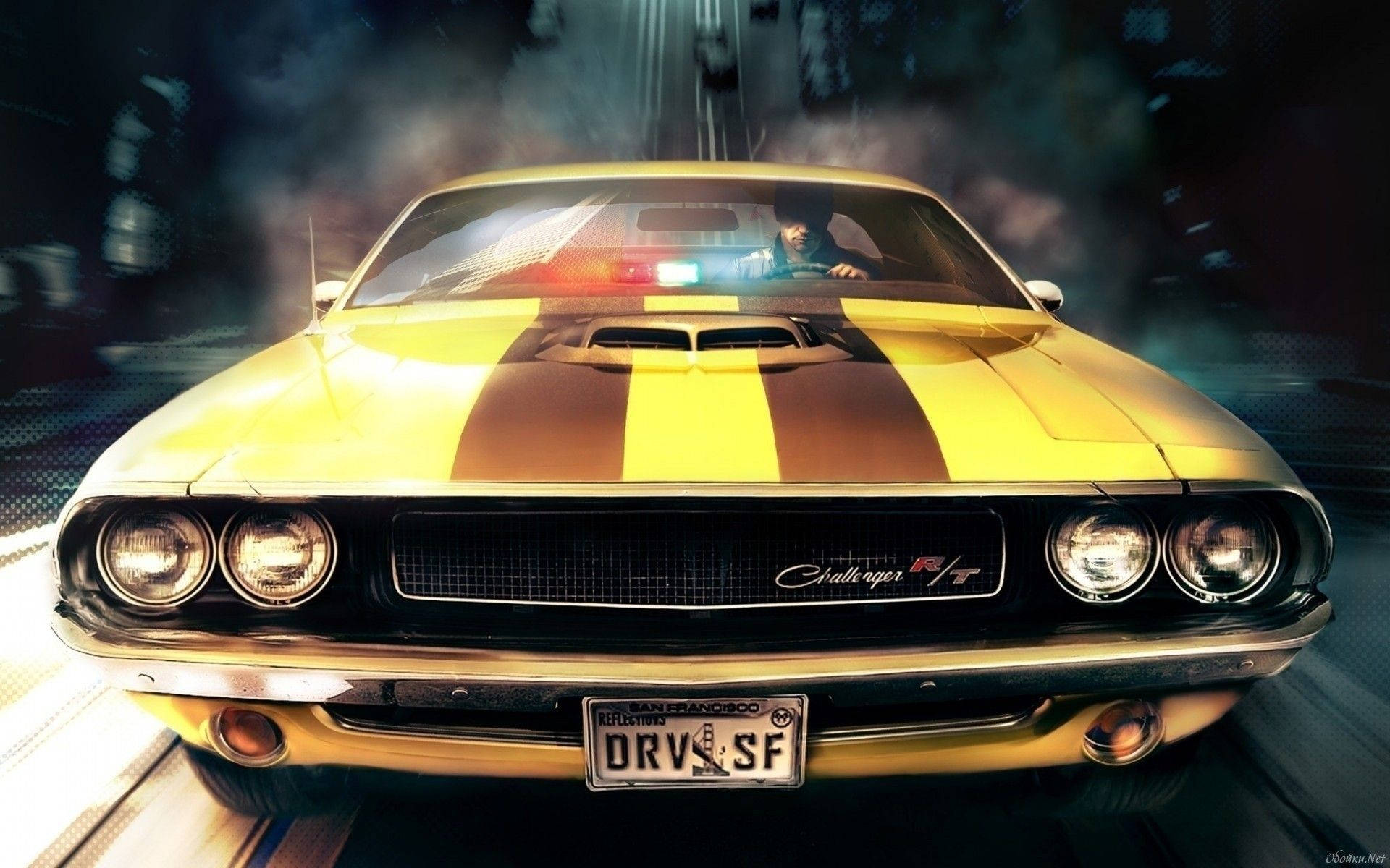 race car 桌布 壁紙 — 一輛帶有黑色條紋的金色Dodge Challenger RT在煙霧瀰漫的城市隧道中疾馳，車內司機清晰可見。