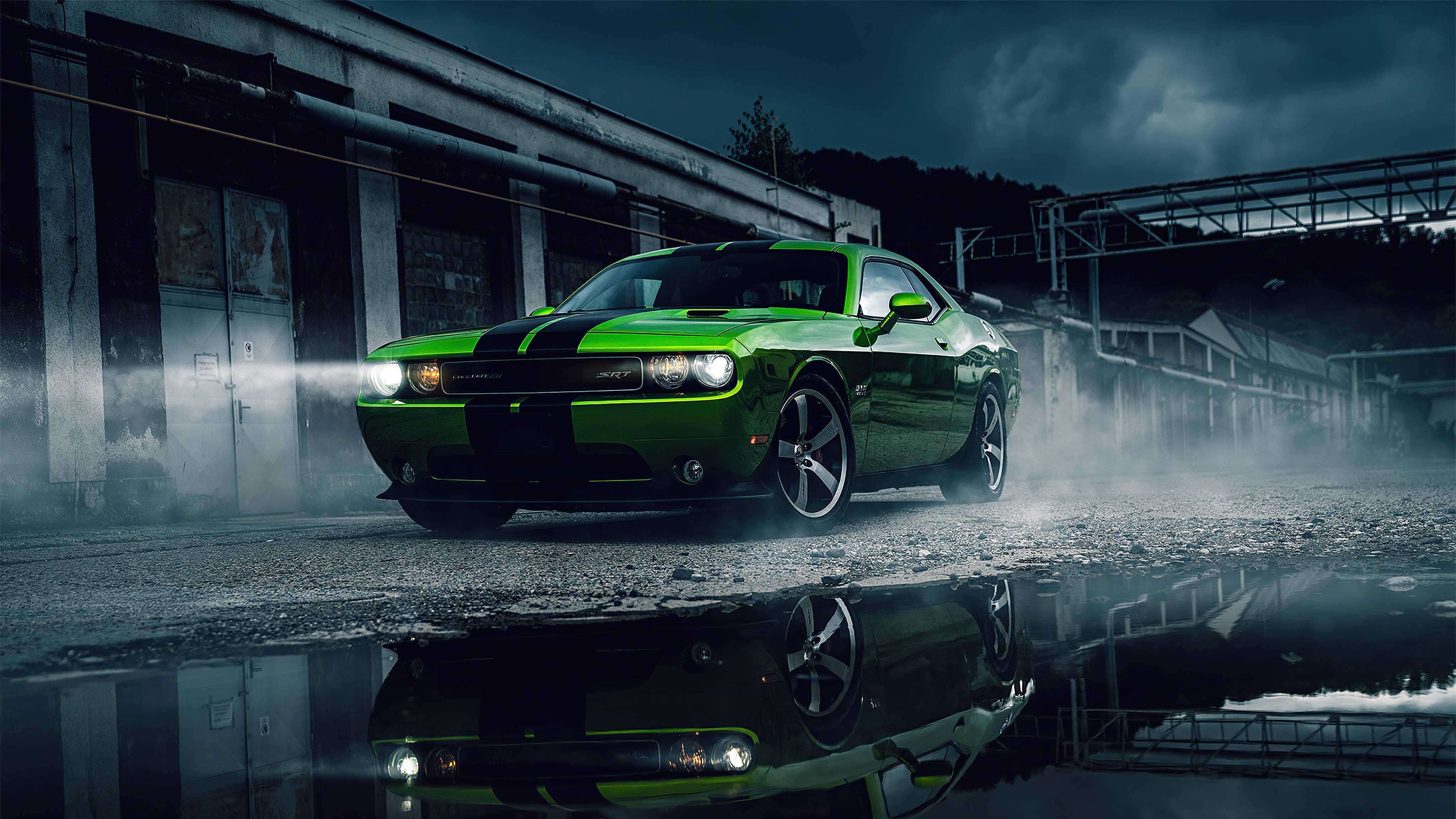 Dodge 桌布 壁紙 — 一輛帶有黑色條紋的鮮綠色肌肉車在暴風雨的天空下，疾馳穿過霧氣瀰漫的工業場地。