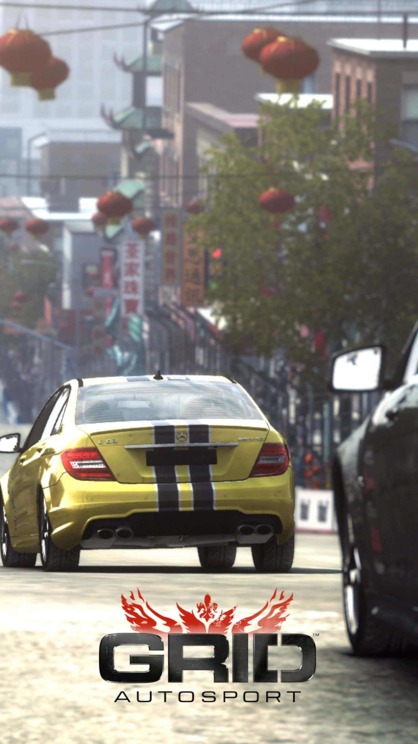 Android Grid Autosport 桌布 壁紙 — 一輛帶有黑色條紋的鮮黃色賽車在掛滿紅燈籠和亞洲標誌的繁華街道上飛馳。