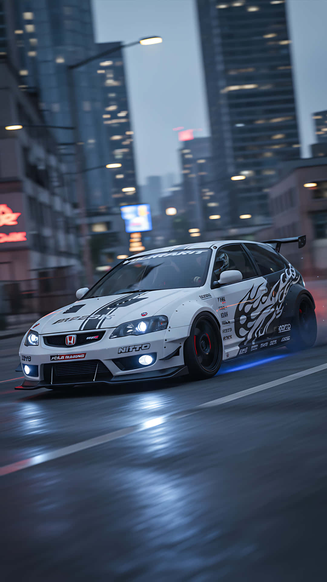 Honda City Hatchback 壁紙 — 一輛帶有黑色火焰貼花的白色飄移車在黃昏時分駛過濕漉漉的城市街道，背景是模糊的摩天大樓。