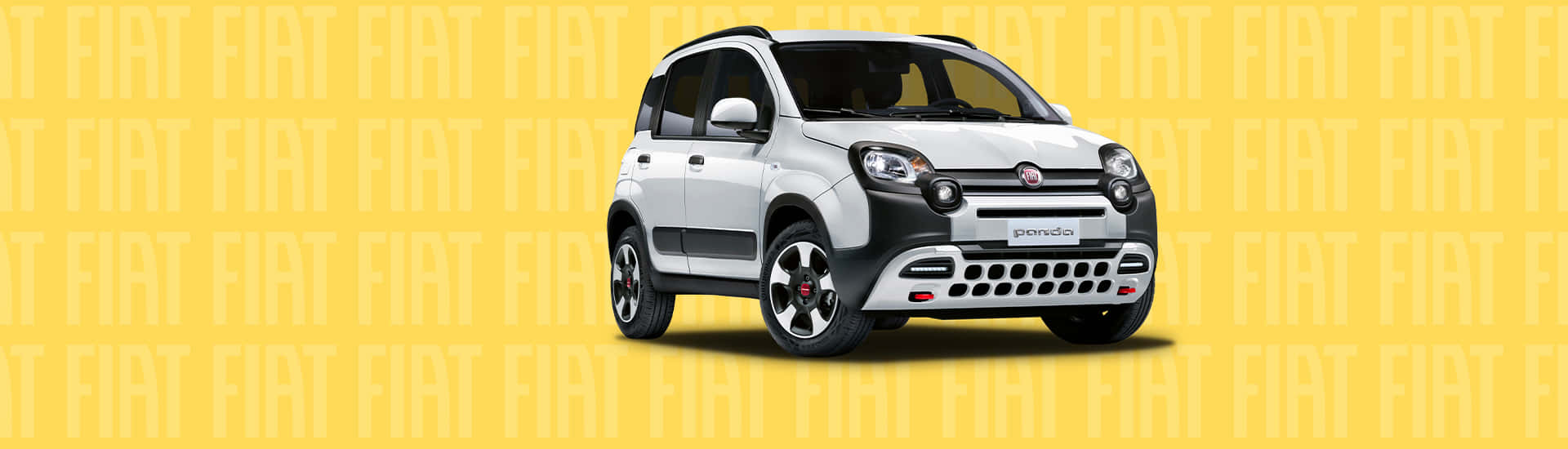 Fiat Panda 桌布 壁紙 — 一輛帶有黑色裝飾的白色快意 Panda 汽車，居中放置在帶有重複 'FIAT' 文字圖案的亮黃色背景上。