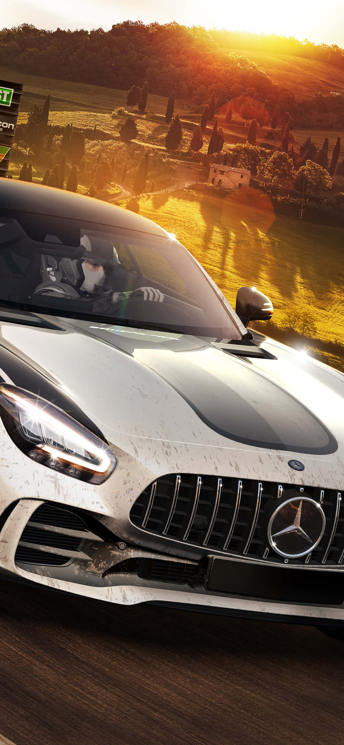 電玩遊戲 桌布 壁紙 — 一輛帶有黑色賽車條紋的白色 Mercedes-AMG GT 跑車在陽光明媚的鄉村道路上於黃金時段疾馳。