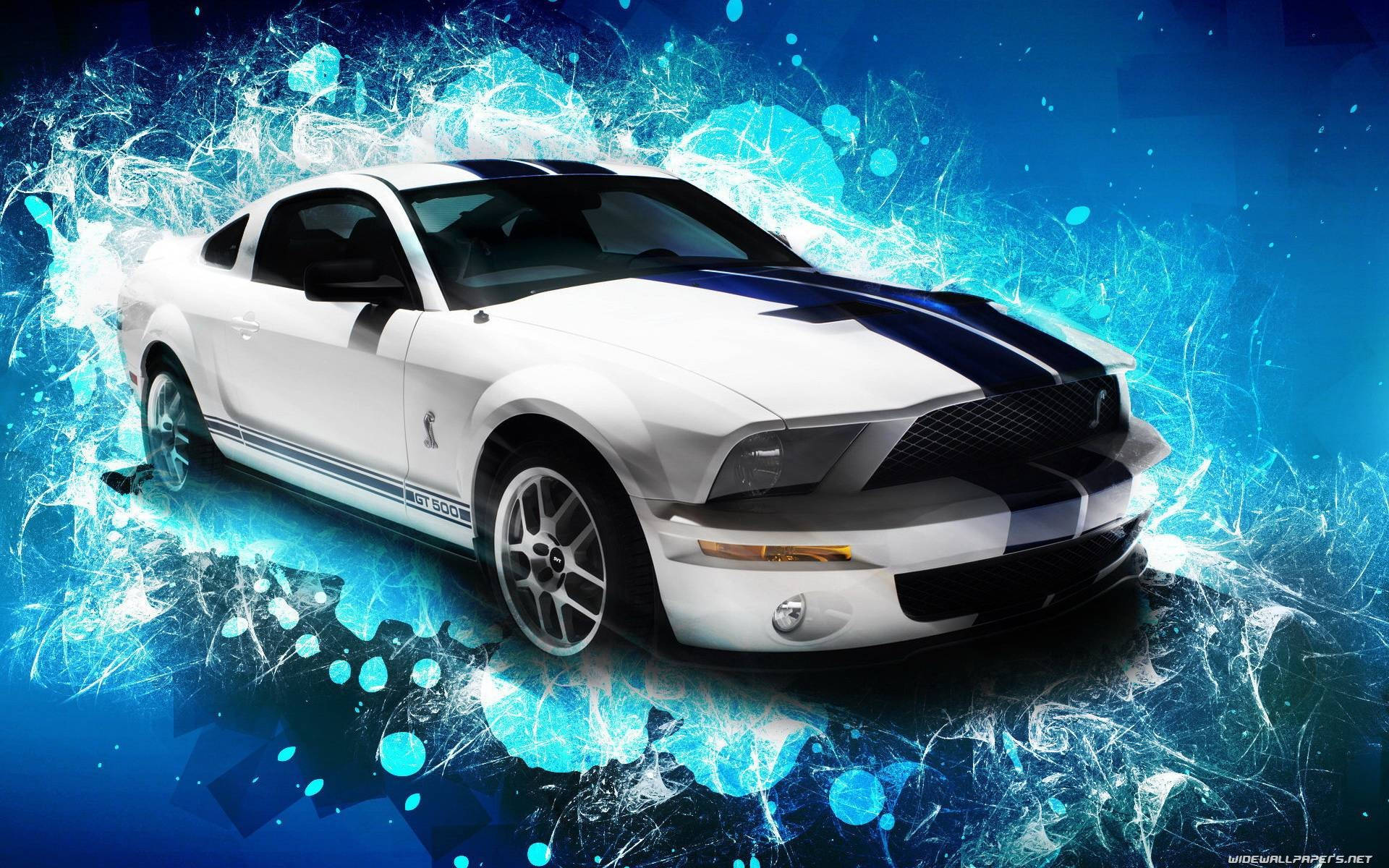 mustang HD 桌布 壁紙 — 一輛帶有黑色賽車條紋的白色福特野馬在黑暗背景中衝破電藍色能量。