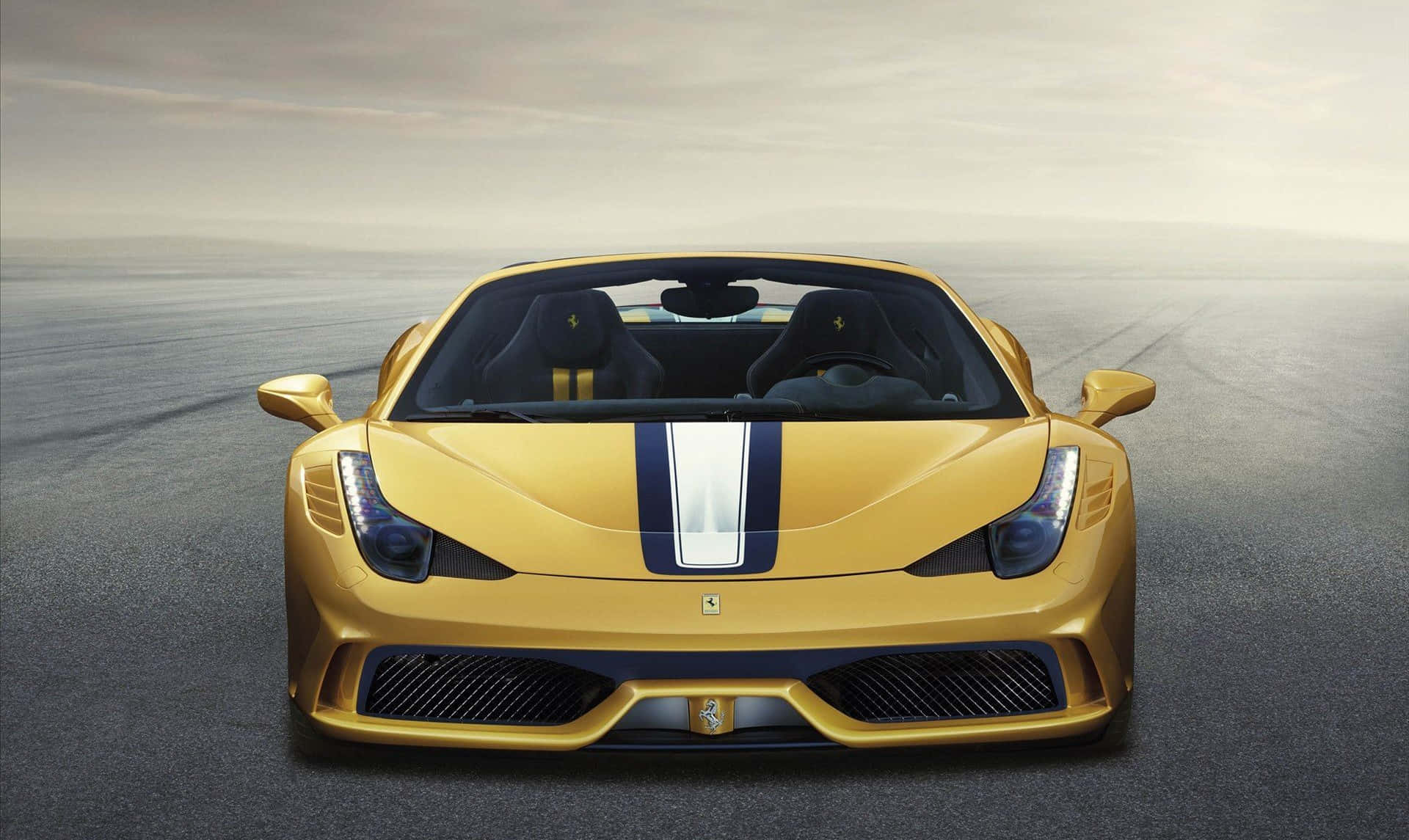 Ferrari 458 Speciale 桌布 壁紙 — 一輛帶有黑色賽車條紋的金色法拉利跑車，在灰濛濛的天空下，面向廣闊的灰色賽道前方。