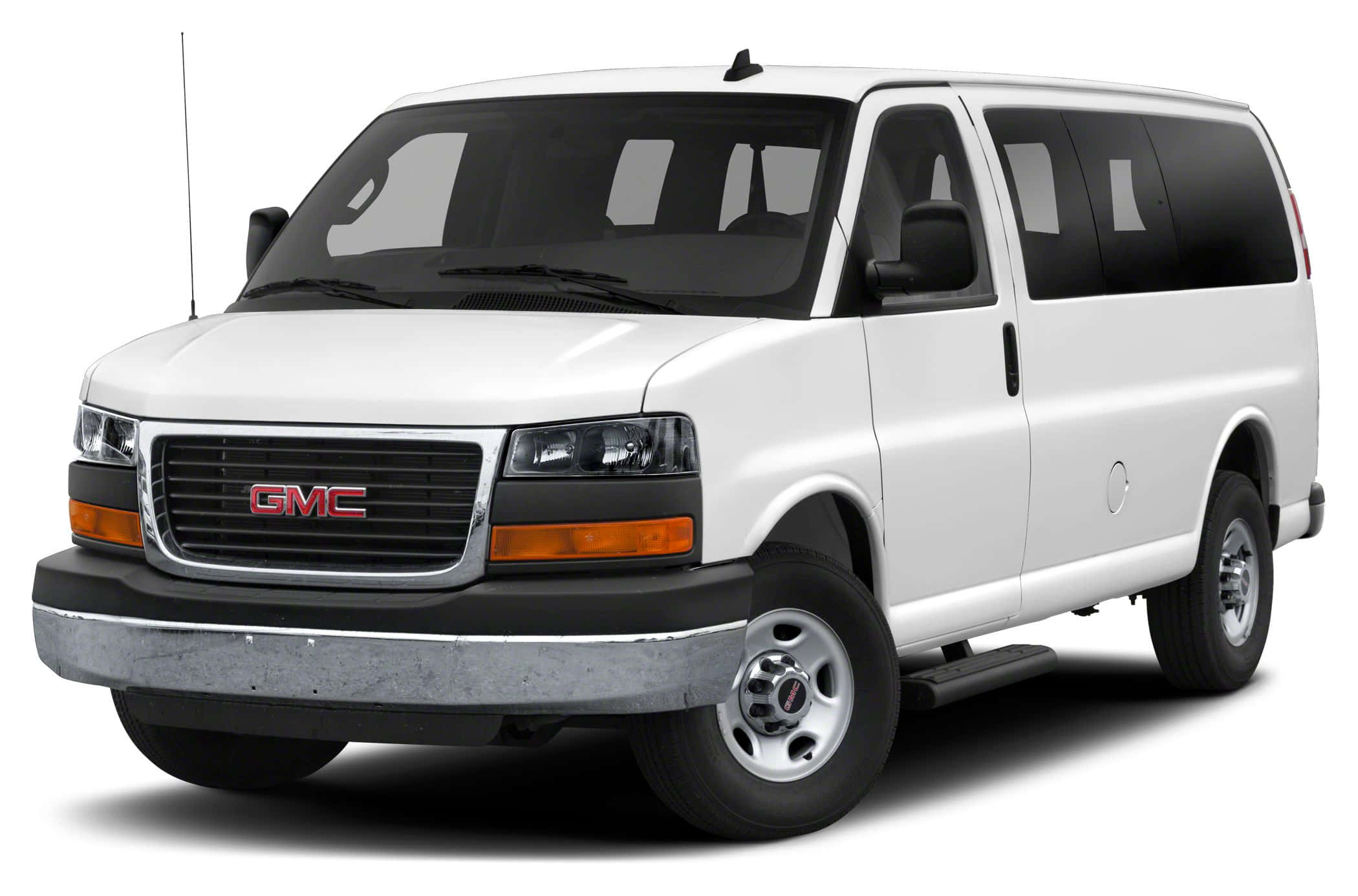 Gmc Savana 桌布 壁紙 — 一輛帶有黑色飾條和有色車窗的純白色GMC廂型車，孤立在乾淨的白色背景上。