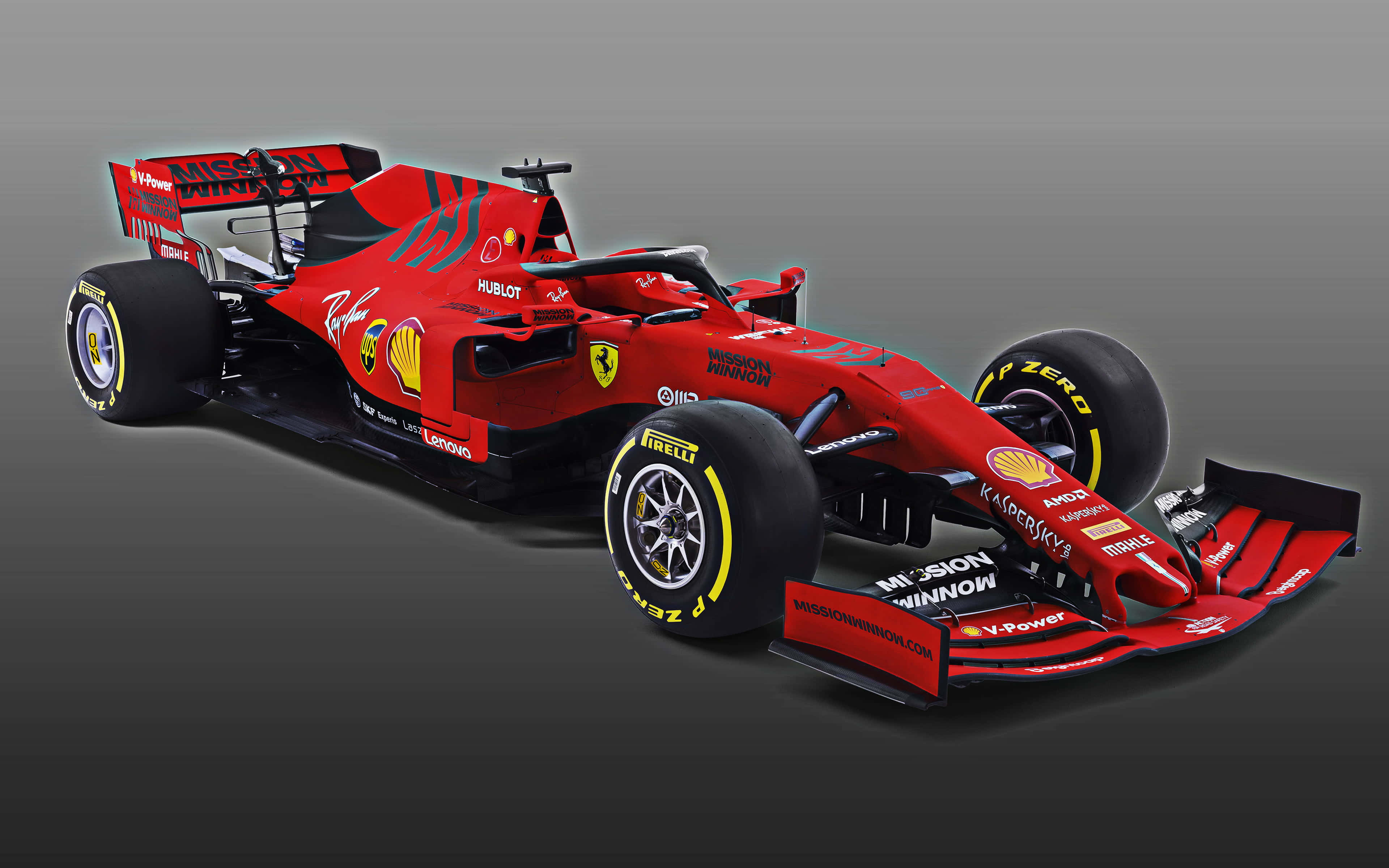 Racing 桌布 壁紙 — 一輛帶有黑色飾邊和贊助商標誌的時尚紅色法拉利一級方程式賽車，在漸變灰色工作室背景上以動態角度呈現。
