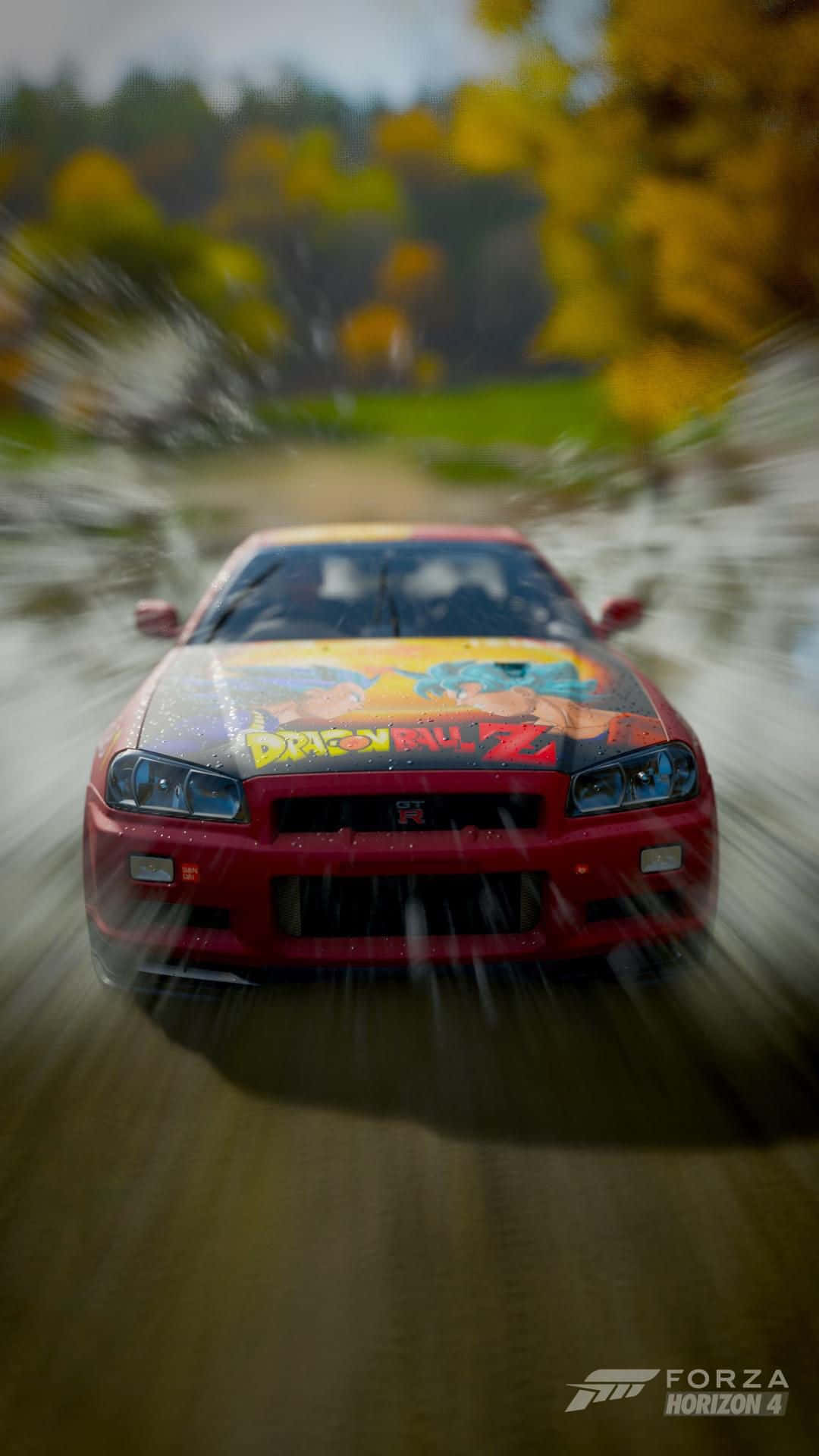 Android Forza Horizon 4 桌布 壁紙 — 一輛帶有龍珠Z貼紙的紅色拉力賽車在雨中的森林道路上疾馳，動態模糊劃過秋天的樹葉。