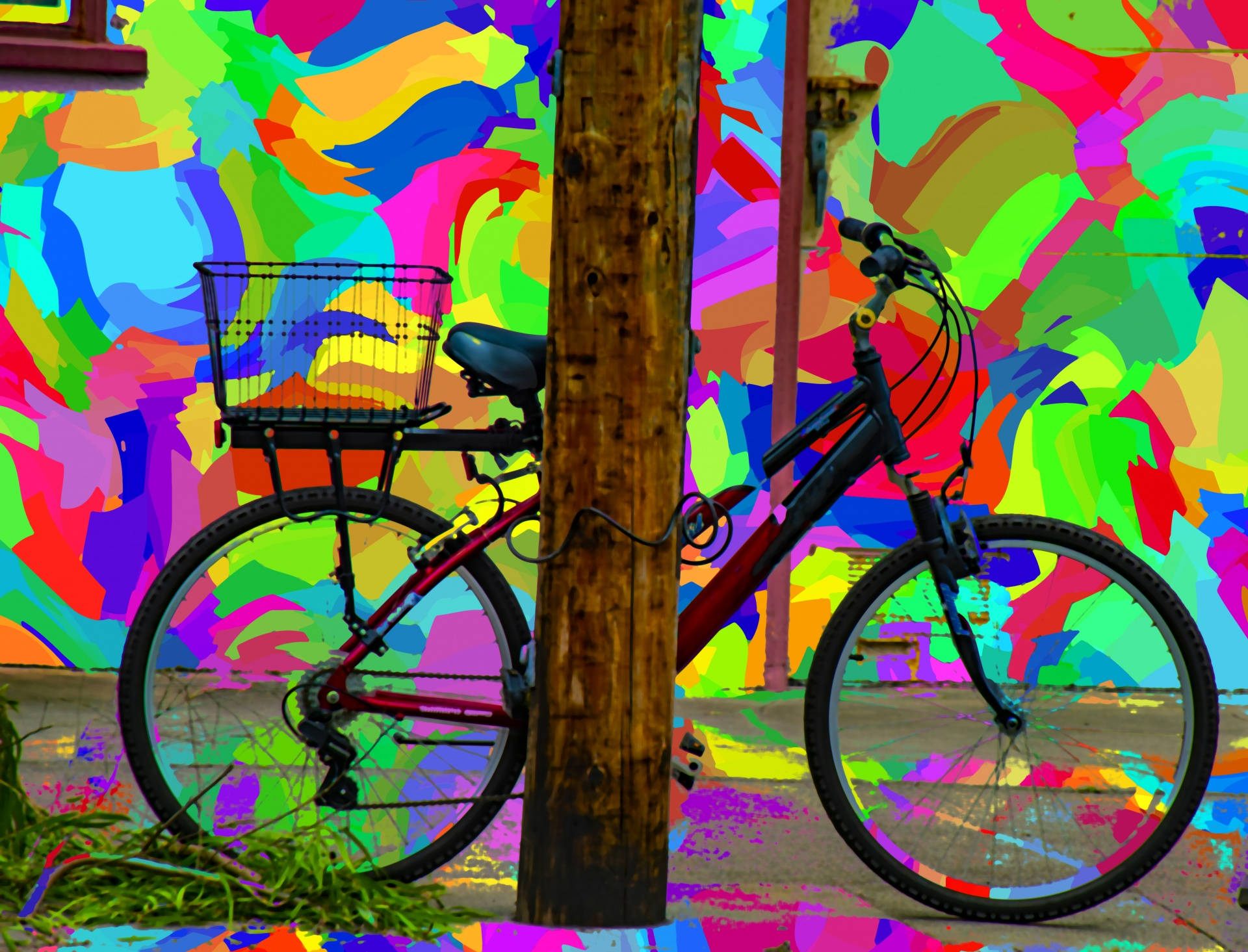 Bicycle 桌布 壁紙 — 一輛帶籃子的紅色自行車靠在木柱上，前面是一幅色彩極其鮮豔的抽象壁畫。