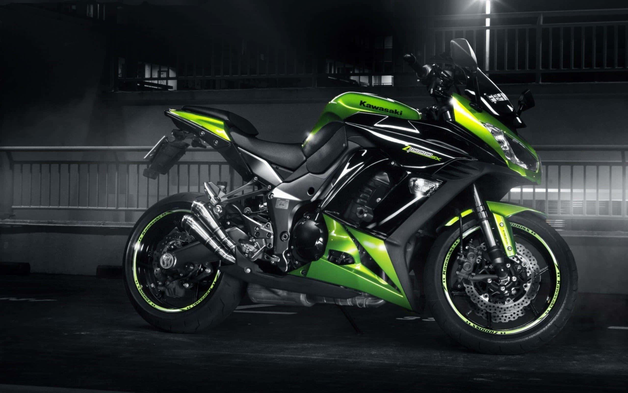 Kawasaki Desktop 桌布 壁紙 — 一輛引人注目的綠色和黑色Kawasaki摩托車在黑暗的城市環境中，在戲劇性的工作室燈光下閃閃發光。