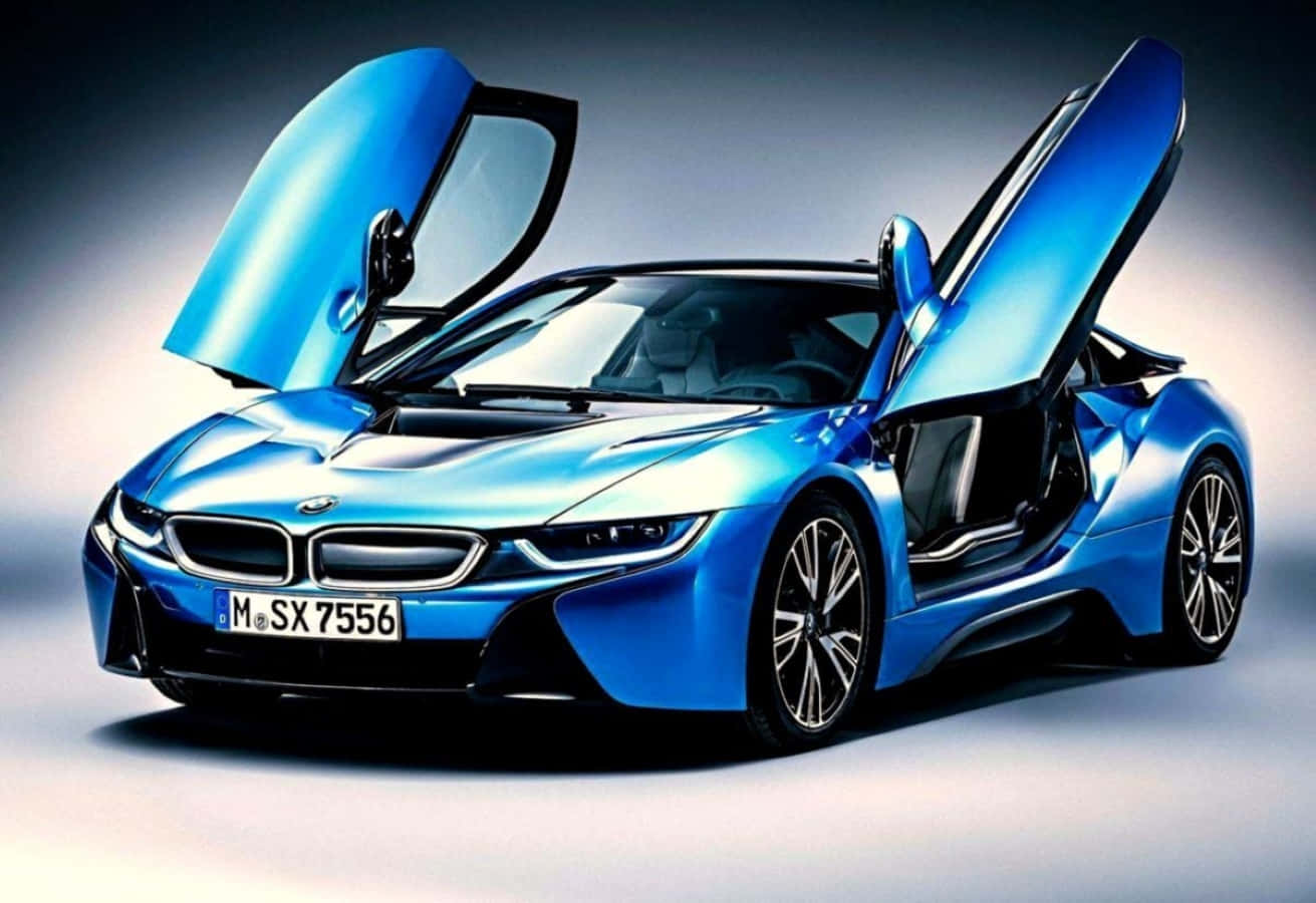 3d Sports 桌布 壁紙 — 一輛引人注目的藍色BMW i8跑車，鷗翼門打開，背景是漸變工作室背景。
