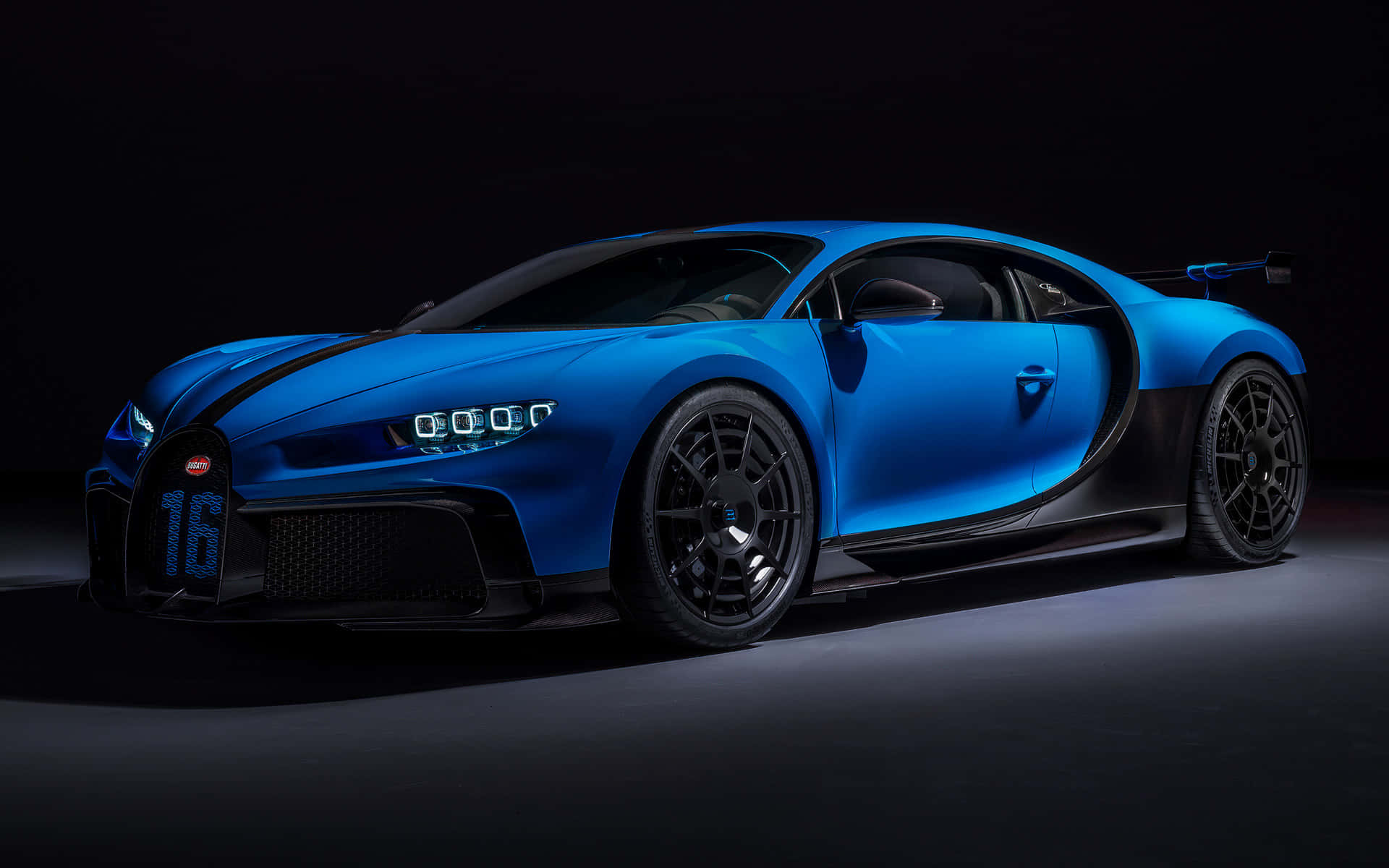 Best Bugatti 桌布 壁紙 — 一輛引人注目的藍色Bugatti Chiron Super Sport 300+在黑色背景的攝影棚燈光下閃閃發光。