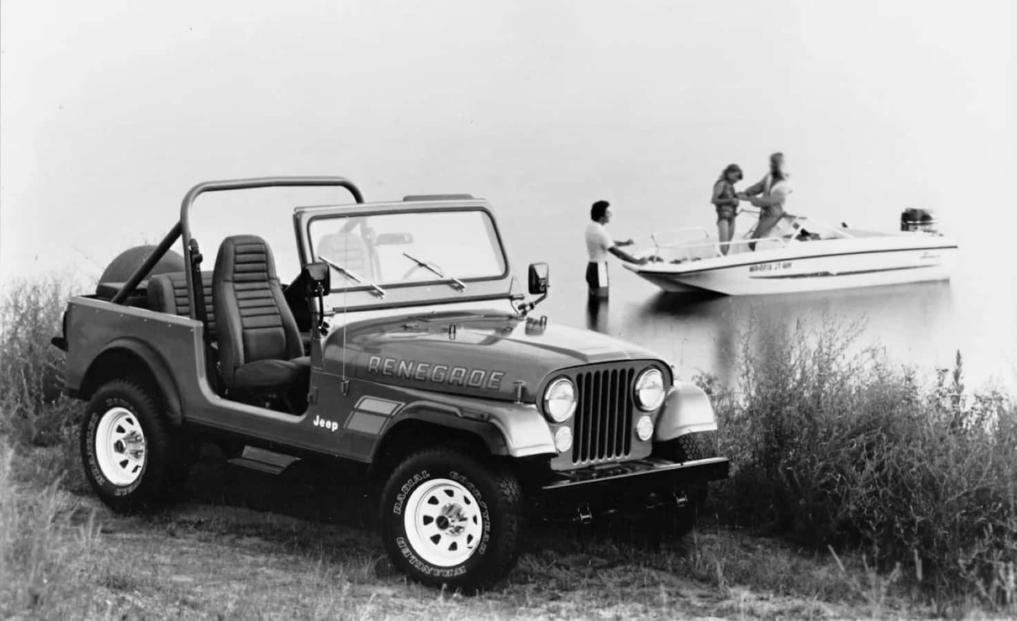 Jeep Cj 桌布 壁紙 — 一輛復古Jeep Renegade停在水邊，背景中有三個人坐在船上。