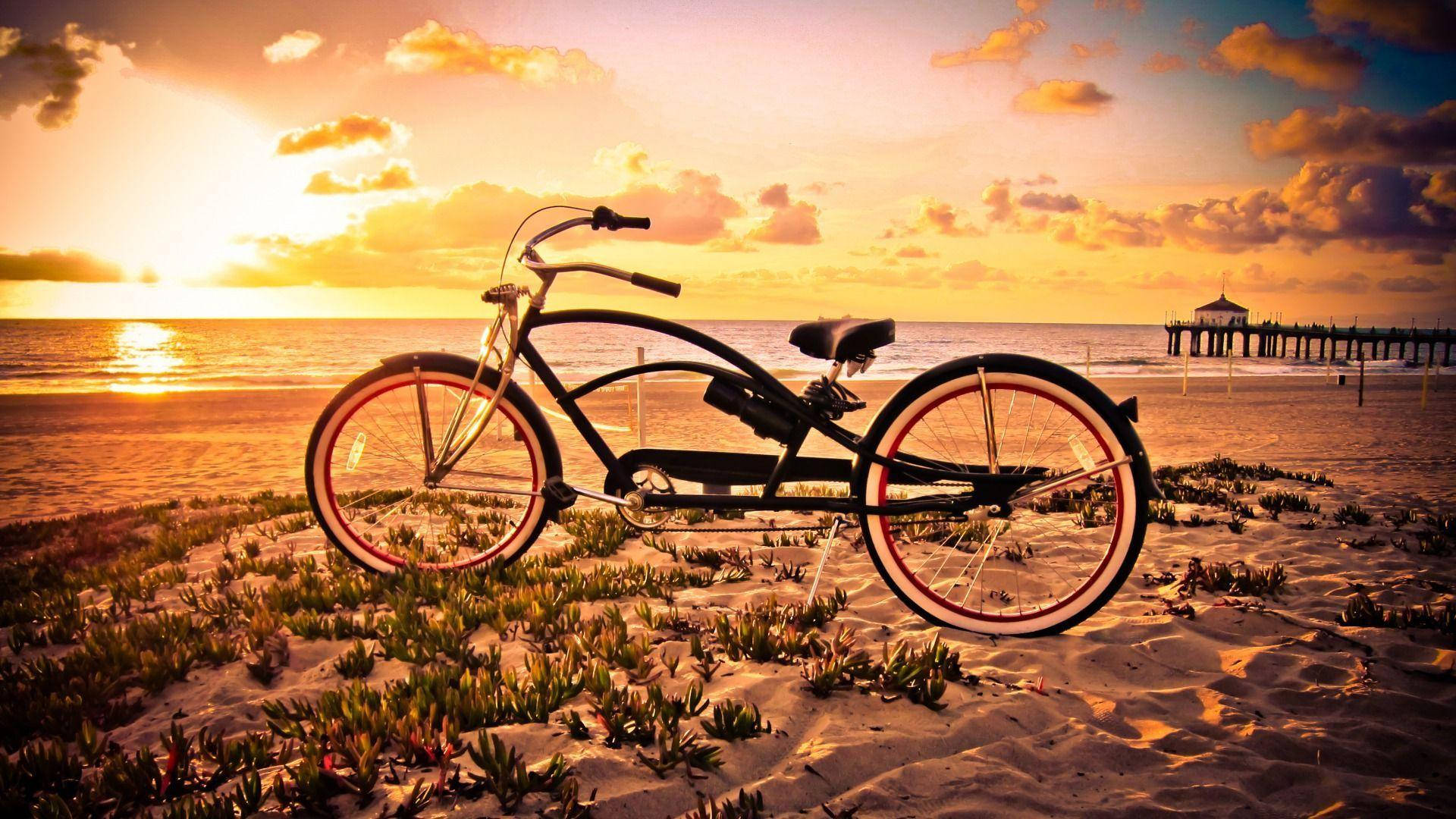 Bicycle 桌布 壁紙 — 一輛復古沙灘巡洋艦自行車在日落時分停歇在沙丘上，碼頭延伸入海。