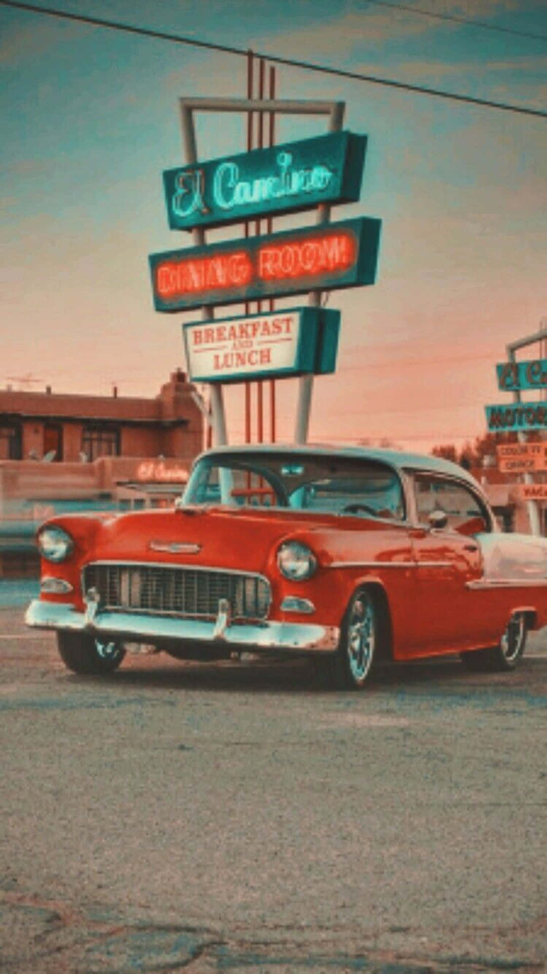 Retro 桌布 壁紙 — 一輛復古紅色汽車在日落時停泊在發光的El Camino餐廳霓虹燈招牌下。