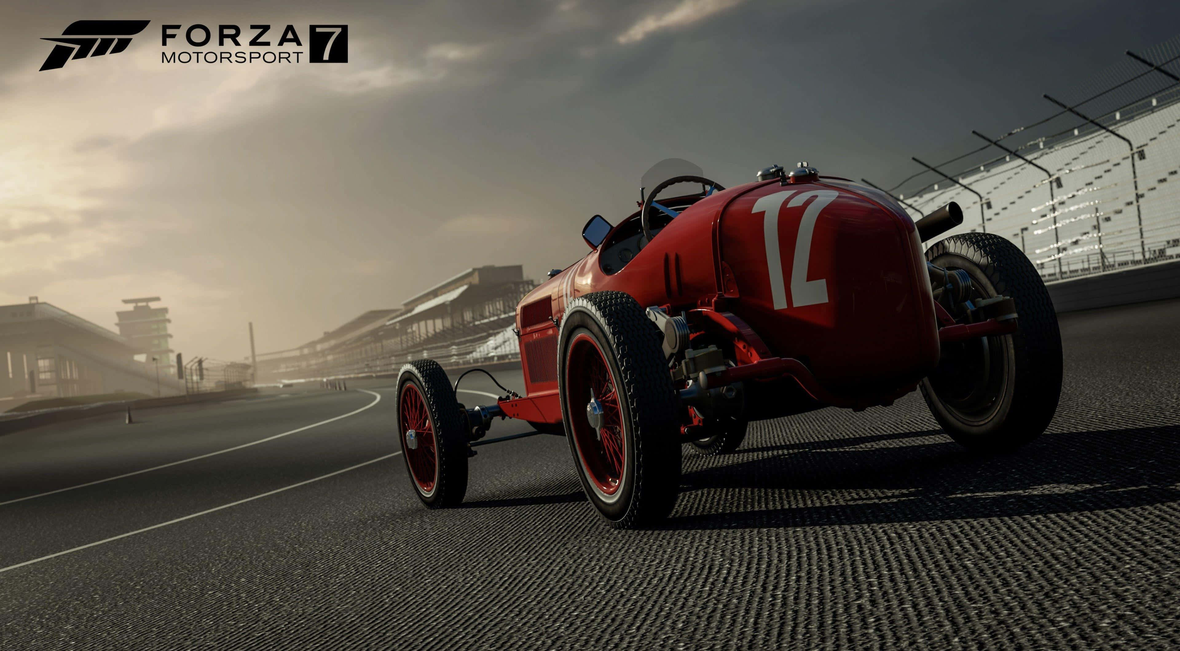 Forza Motorsport 7 桌布 壁紙 — 一輛復古紅色賽車，號碼12，在塵土飛揚的賽道上疾馳，天空朦朧。