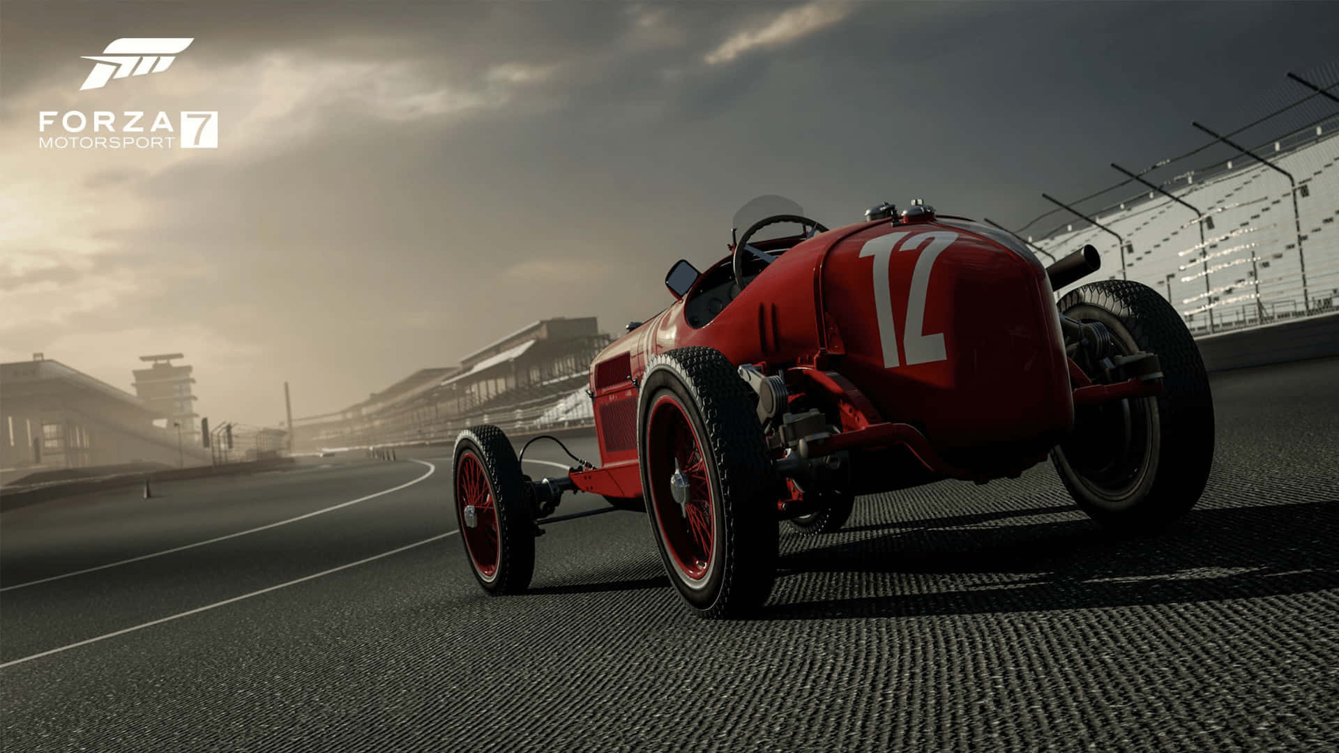 1080p Forza Motorsport 7 桌布 壁紙 — 一輛復古紅色賽車，號碼12，在暴風雨的天空下沿著潮濕的賽道飛馳。