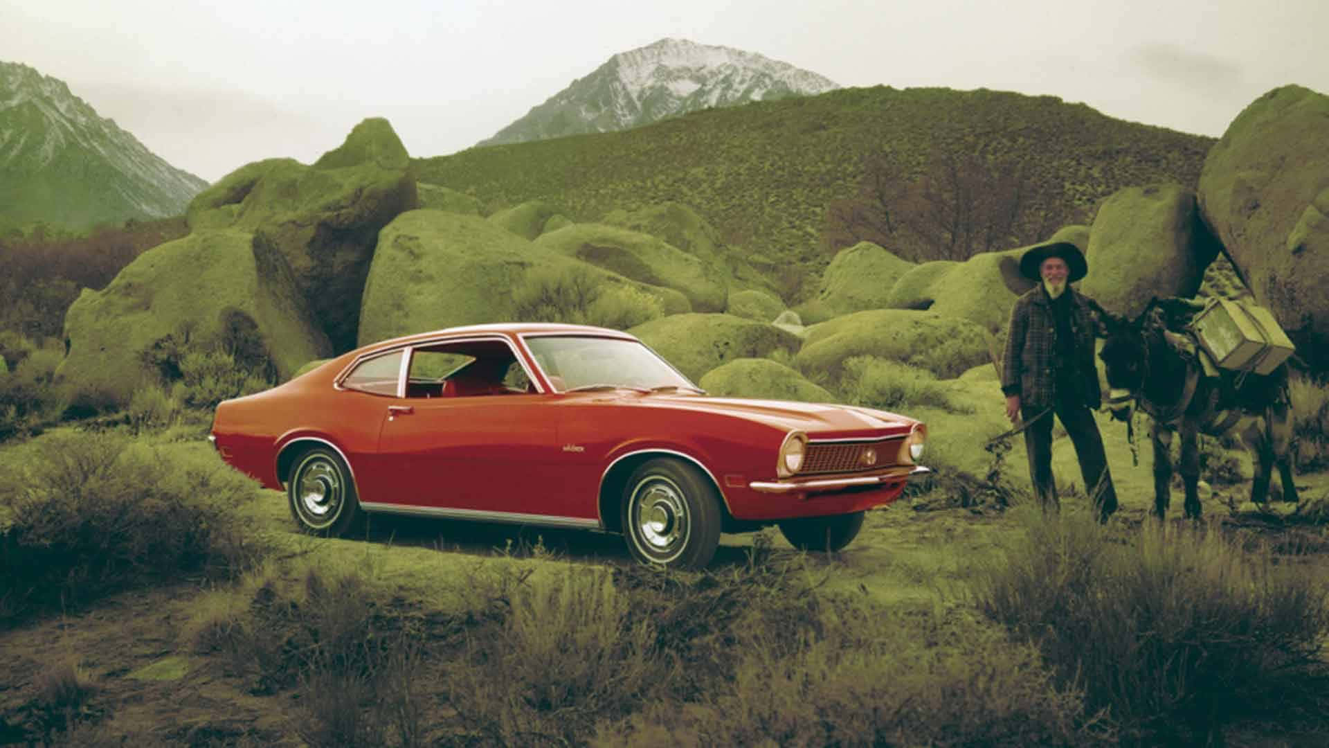 Ford Maverick 桌布 壁紙 — 一輛復古紅色雙門跑車停放在長滿苔蘚的山地地形中，旁邊是一位帶著驢子運送裝備的男子。