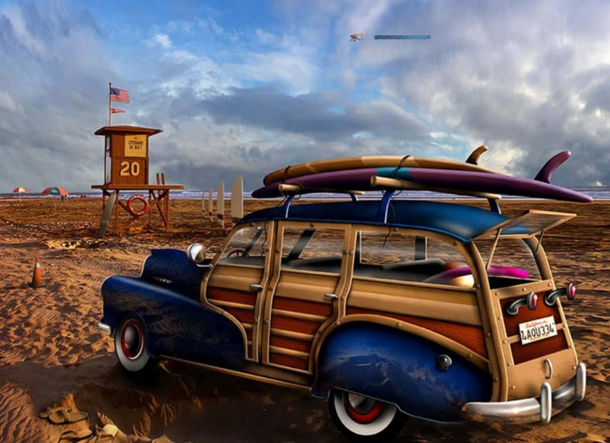 Vintage Surf 桌布 壁紙 — 一輛復古藍色木紋旅行車，車頂載有衝浪板，停泊在沙灘上，靠近救生塔，天空多雲。