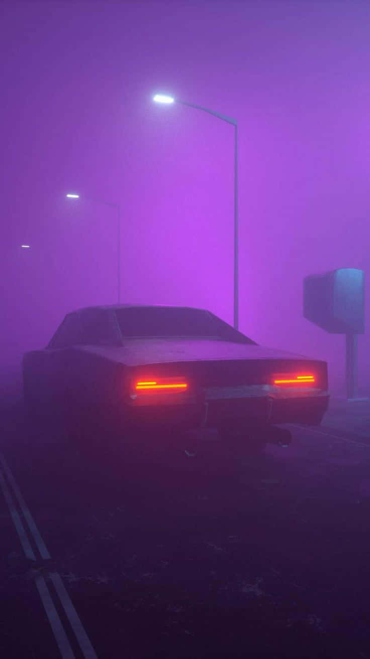 Purple Aesthetic Tumblr 桌布 壁紙 — 一輛復古車的紅色尾燈在街燈下的荒涼街道上，穿透濃厚的紫色迷霧。
