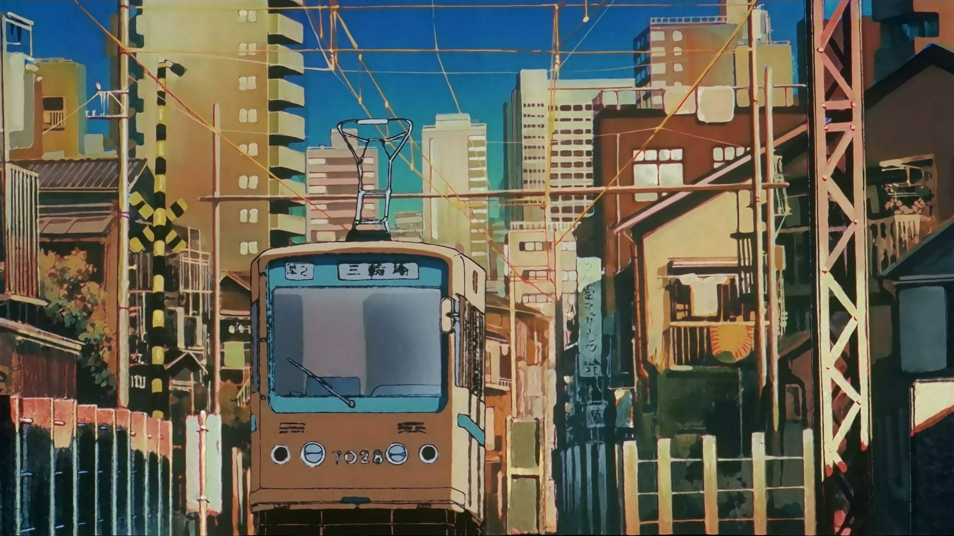 動漫風格 桌布 壁紙 — 一輛復古電車在陽光明媚、密集的城市小巷中行駛，兩旁是色彩繽紛的建築物和架空電線。