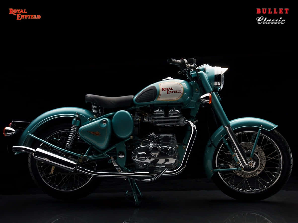 機車 桌布 壁紙 — 一輛復古青綠色的Royal Enfield Bullet Classic機車在攝影棚燈光下，在純黑背景上閃閃發光。