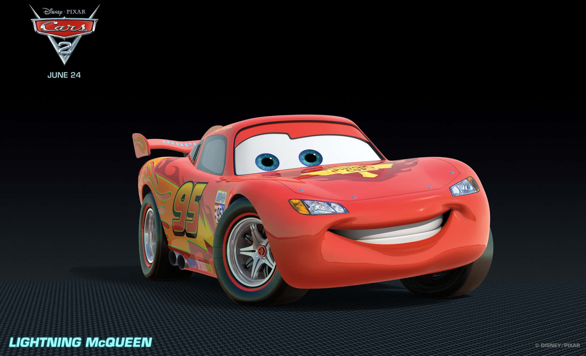 Lightning Mcqueen 桌布 壁紙 — 一輛快樂的紅色動畫賽車，有著大大的藍色眼睛和燦爛的笑容，在深色漸變背景前自信地擺姿勢。