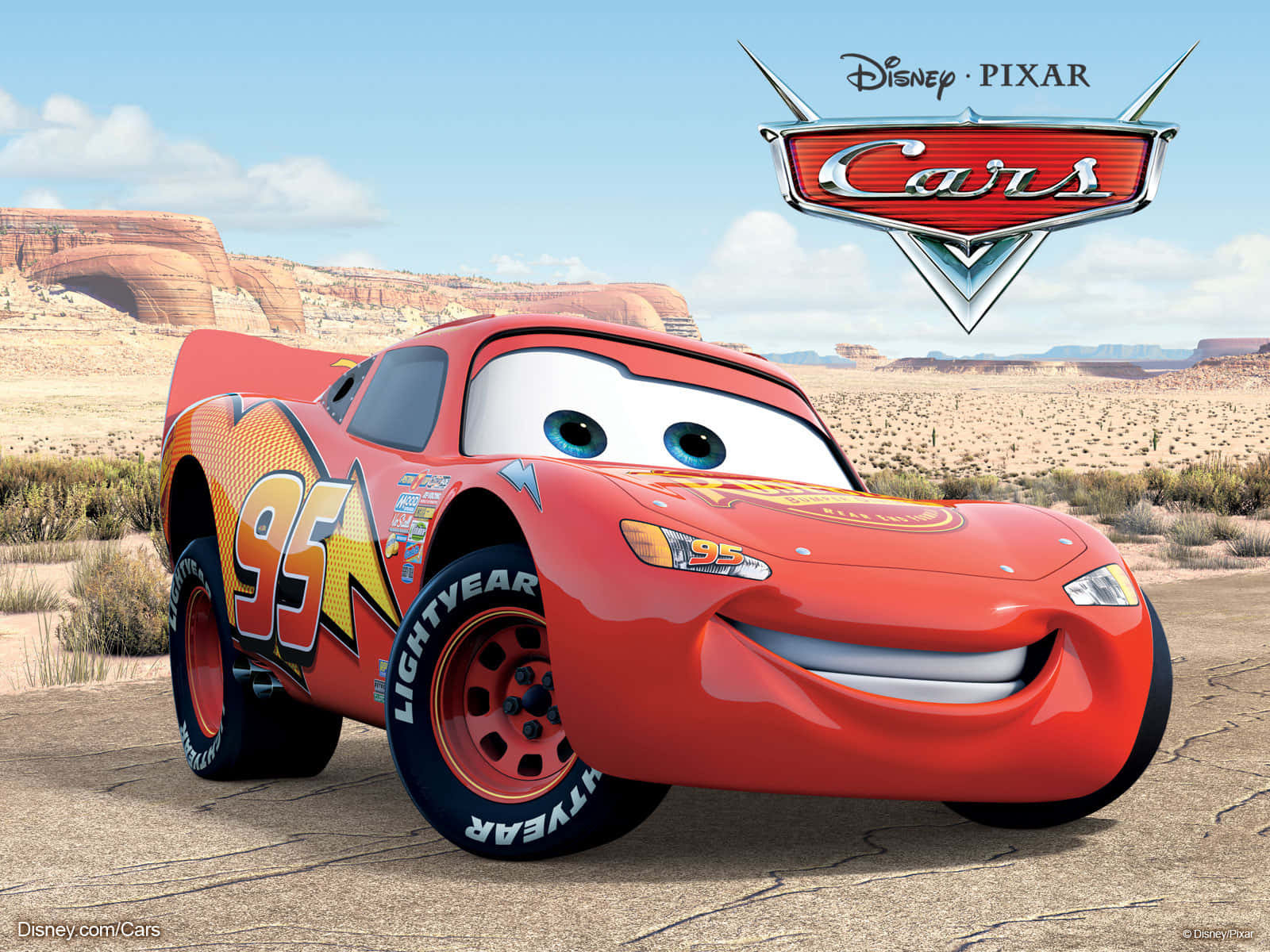 Lightning Mcqueen 桌布 壁紙 — 一輛快樂的紅色動畫賽車，編號95，在明亮的藍天下於沙漠峽谷中微笑。