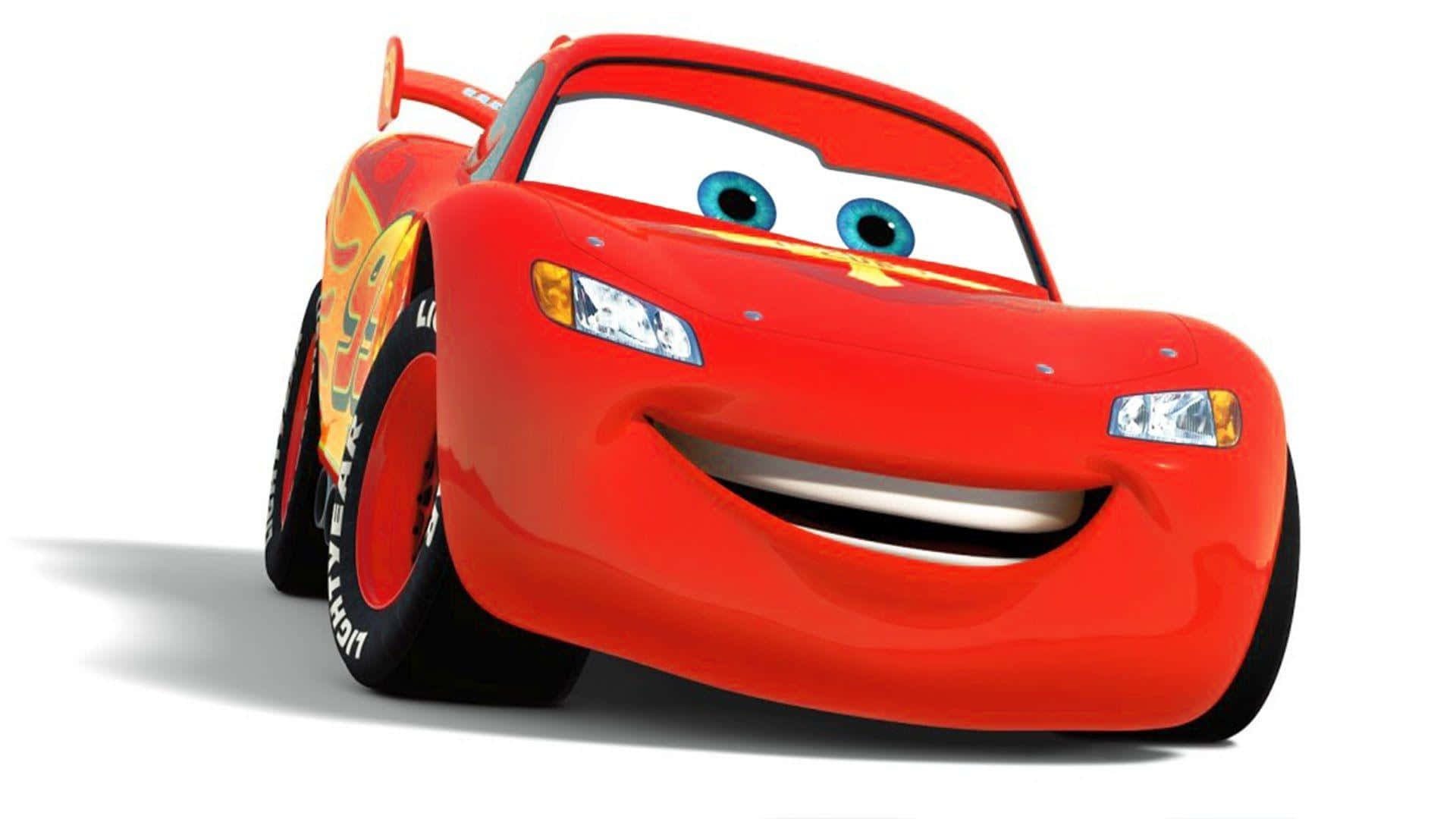 Lightning Mcqueen 桌布 壁紙 — 一輛快樂的紅色動畫賽車，藍色眼睛，咧嘴大笑，背景是純白色。