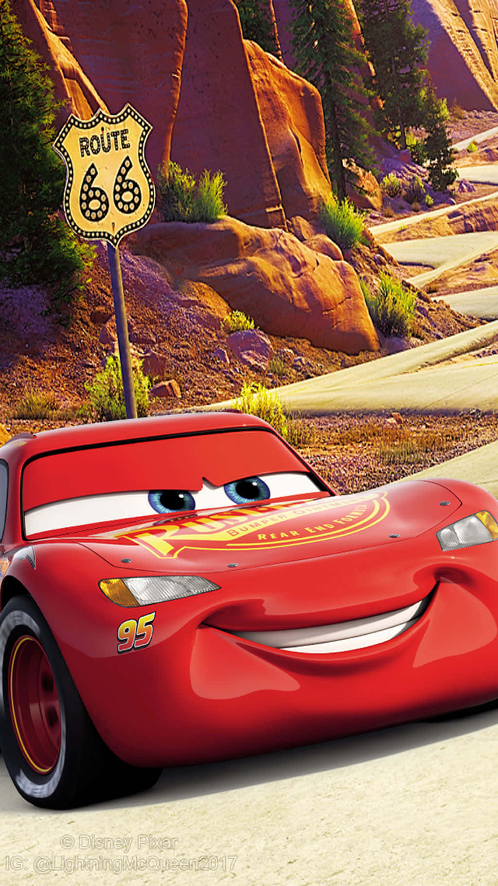 Lightning Mcqueen 桌布 壁紙 — 一輛快樂的紅色動畫賽車在沙漠公路上，在66號公路標誌下微笑，周圍有岩石懸崖和松樹。