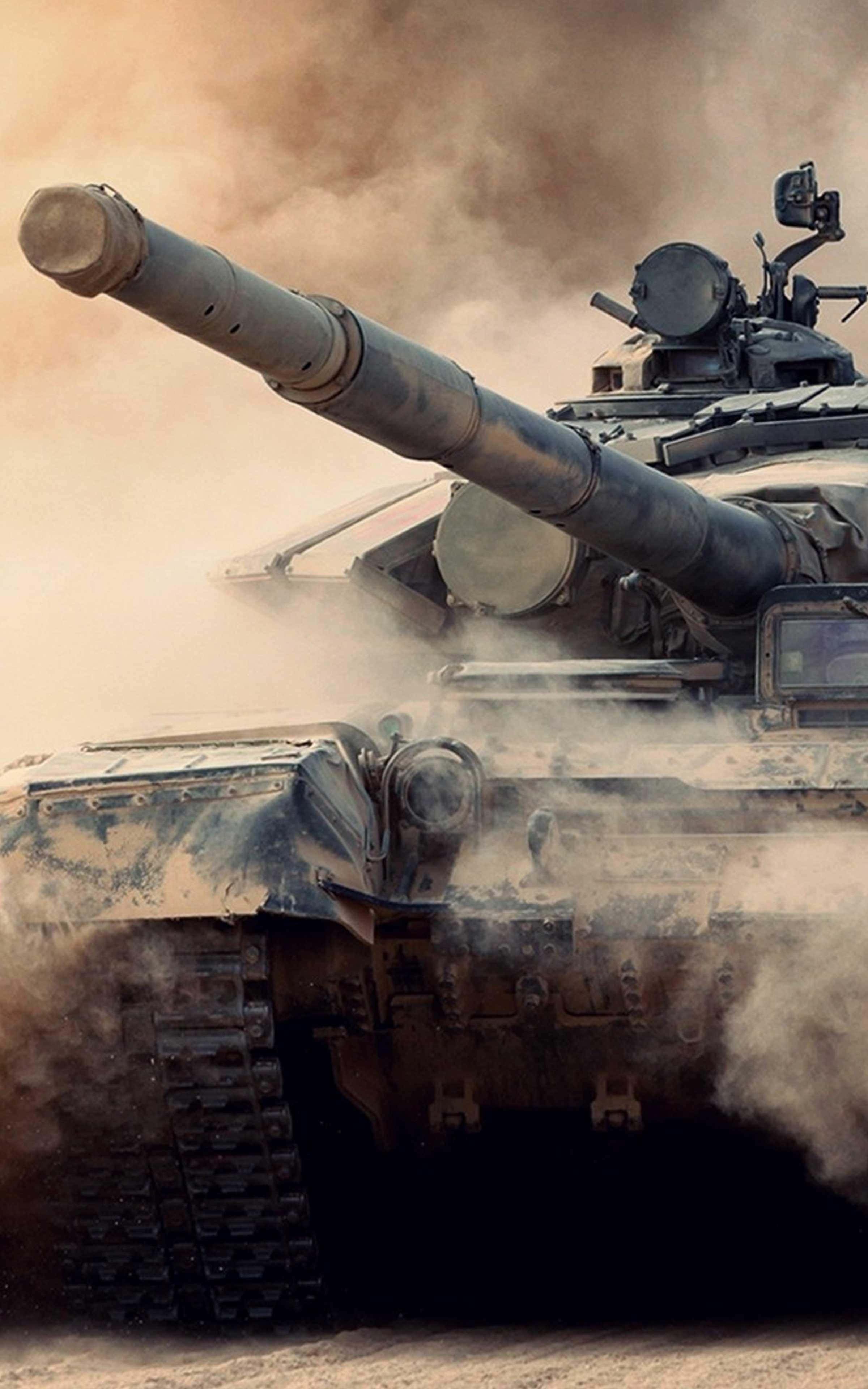 Tanks 桌布 壁紙 — 一輛戰車在塵土飛揚的沙漠戰場上發射大砲，揚起濃煙和沙塵。