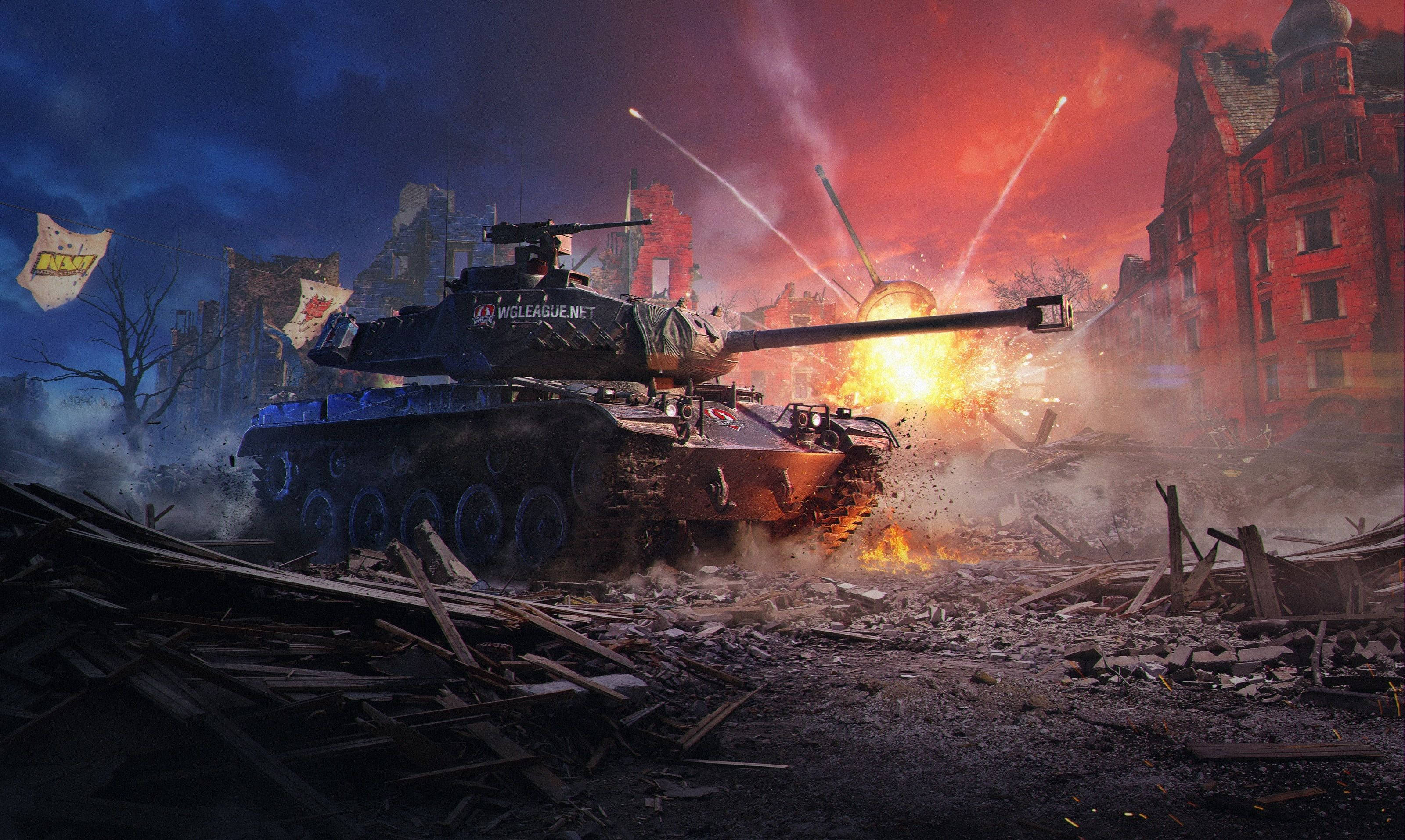 Tanks 桌布 壁紙 — 一輛戰車穿過瓦礫開火，爆炸照亮了廢墟城市，背景是火紅的暮色天空。