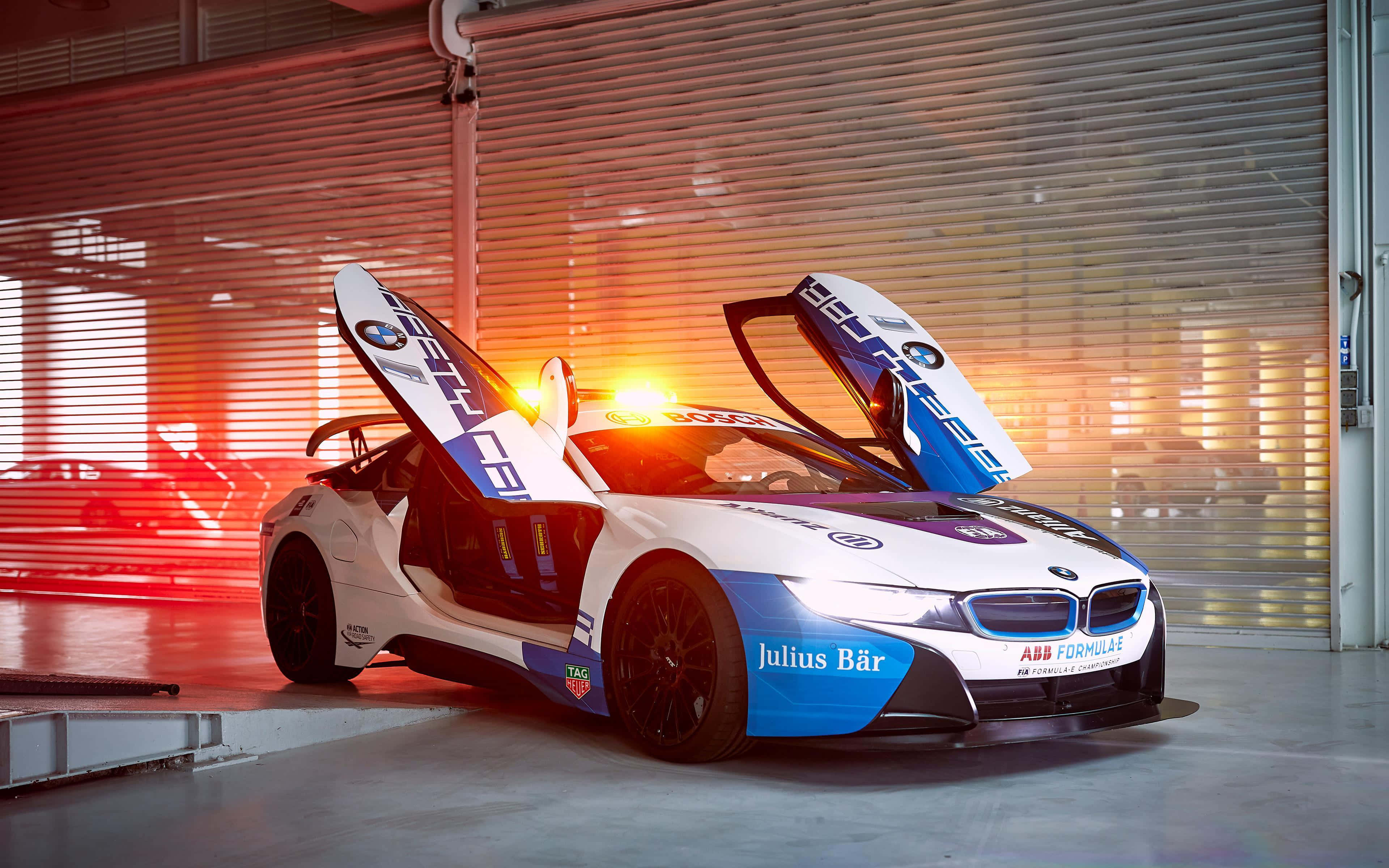Safety Car 桌布 壁紙 — 一輛打開鷗翼車門的BMW i8賽車在車庫中，在溫暖的夕陽光下閃耀。
