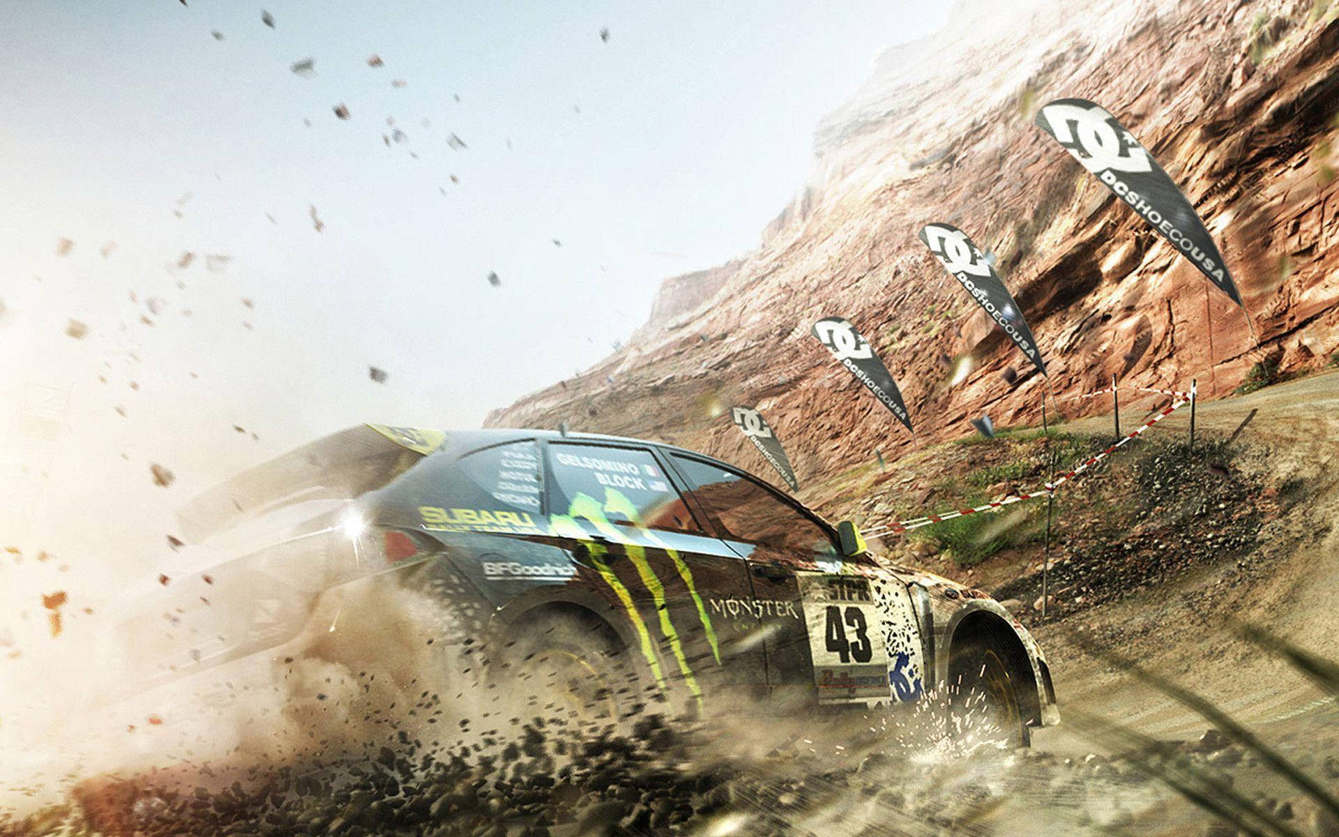 Dirt 3 桌布 壁紙 — 一輛拉力賽車在塵土飛揚的峽谷小徑上疾馳，在明亮的日光下濺起泥漿和碎片。