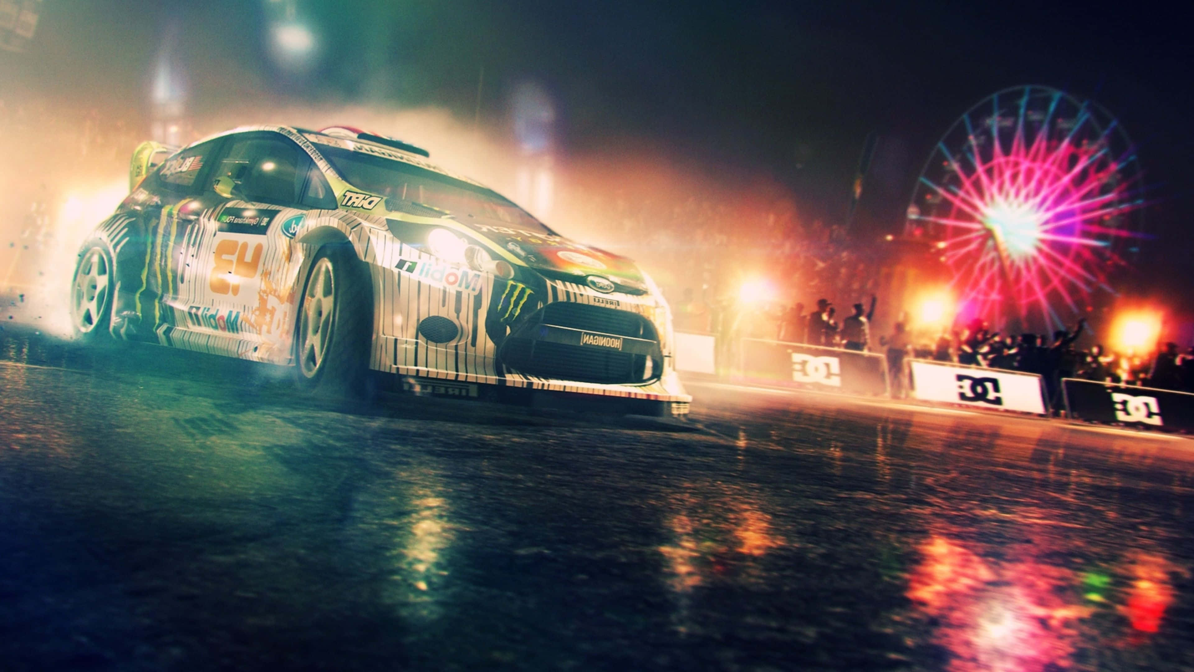 4K Dirt 3 桌布 壁紙 — 一輛拉力賽車在夜間於濕滑的雨街上飄移，背景是發光的摩天輪。