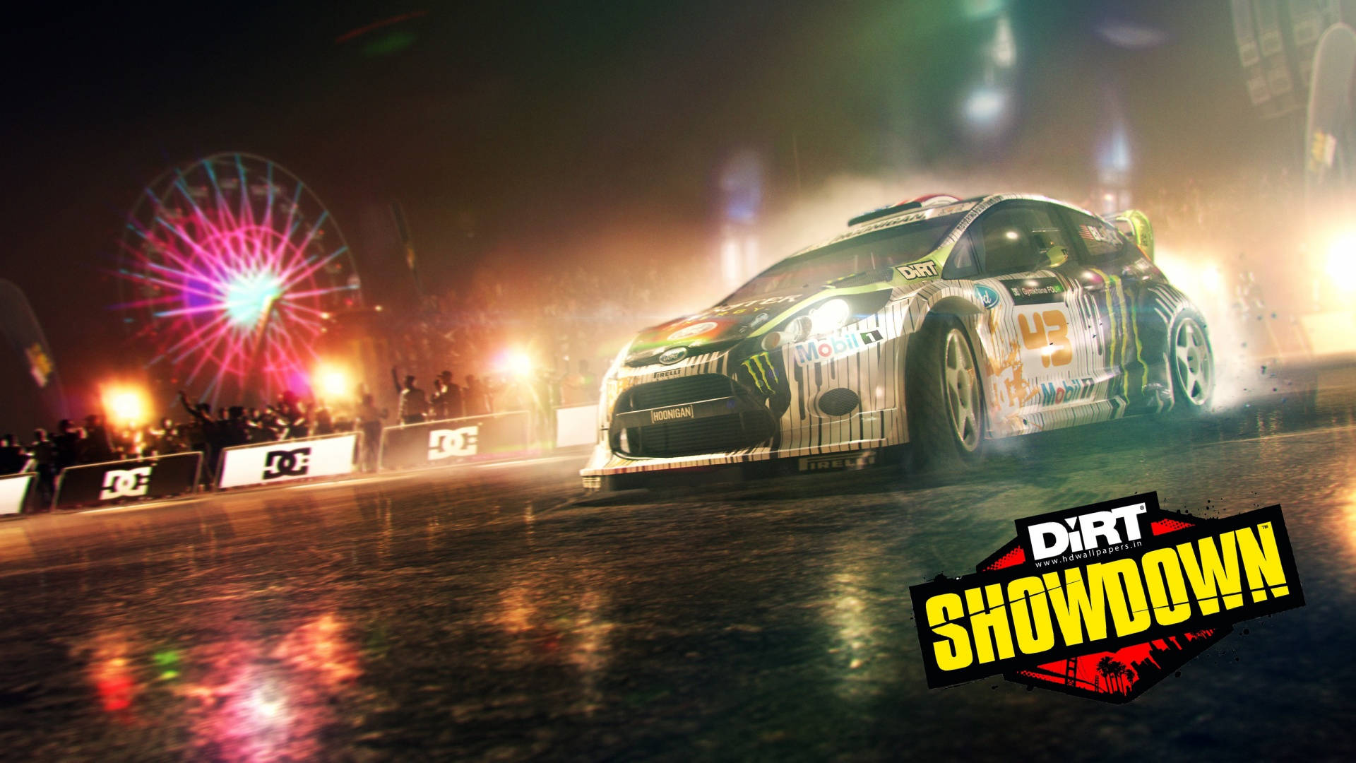Showdown 桌布 壁紙 — 一輛拉力賽車在夜間濕滑的賽道上飄移，背景有發光的摩天輪和歡呼的人群。