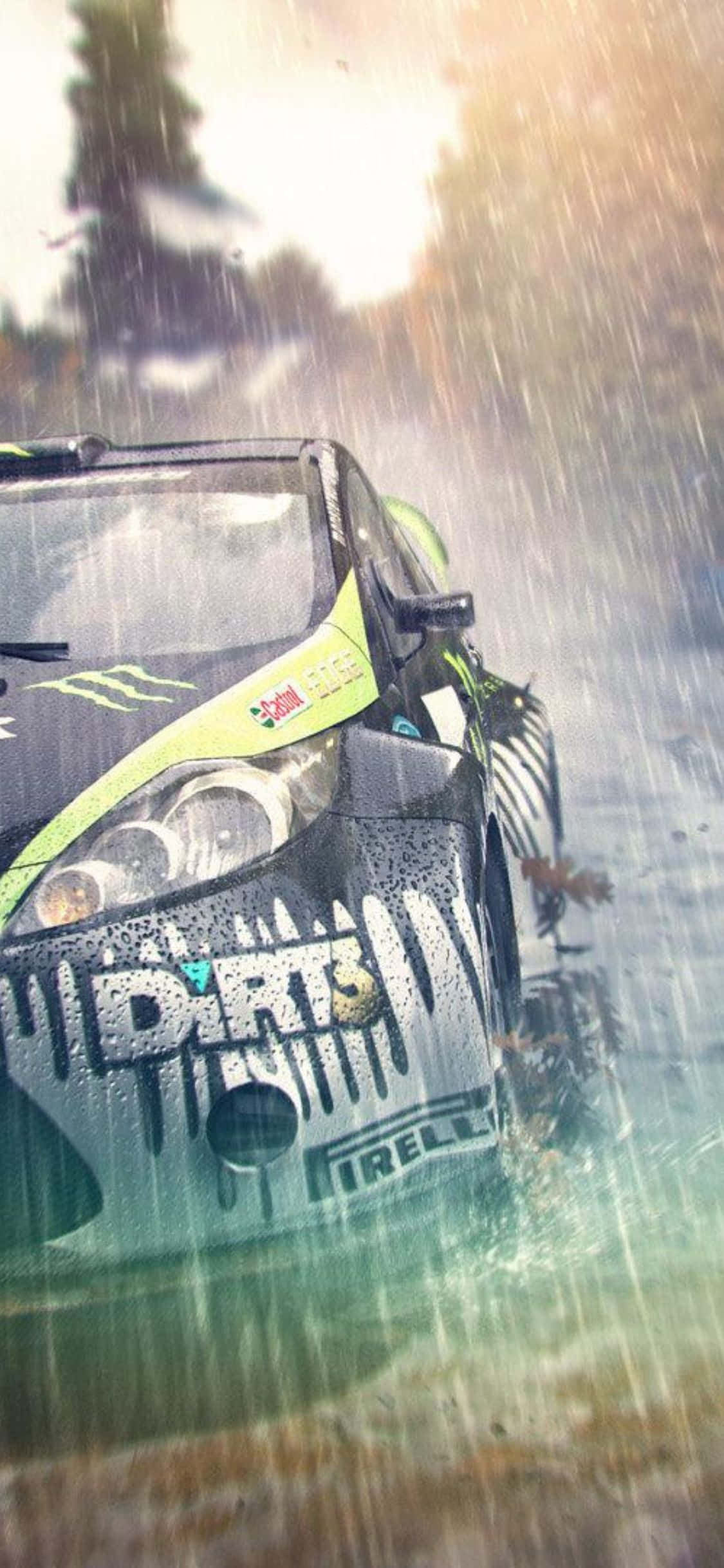 iPhone Xs Dirt Rally 桌布 壁紙 — 一輛拉力賽車在暴雨中濺起泥水，背景中的樹木模糊不清。