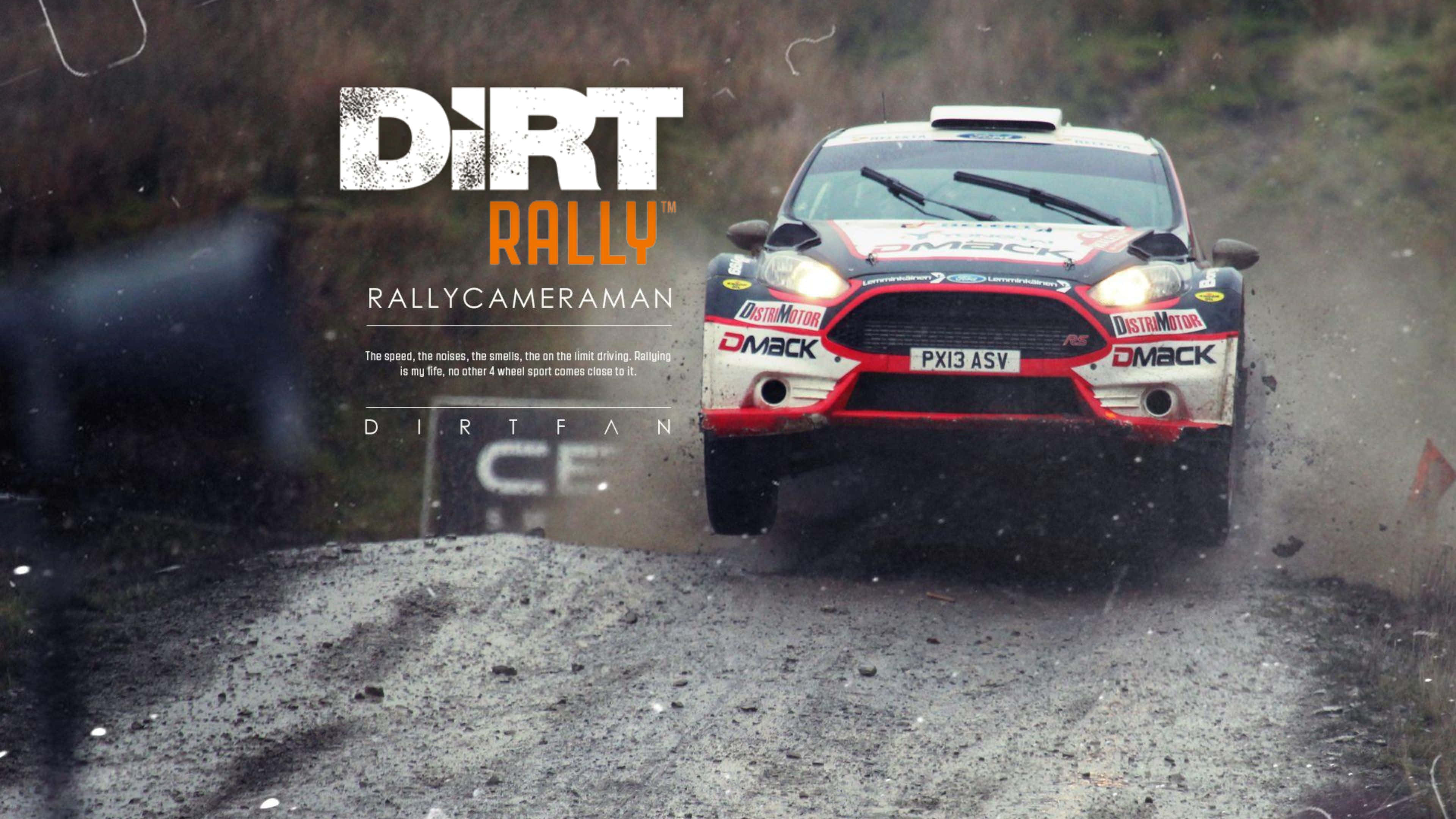 4K Dirt Rally 桌布 壁紙 — 一輛拉力賽車在泥濘的森林賽道上揚起碎石，並帶有 'DIRT RALLY' 文字疊加。