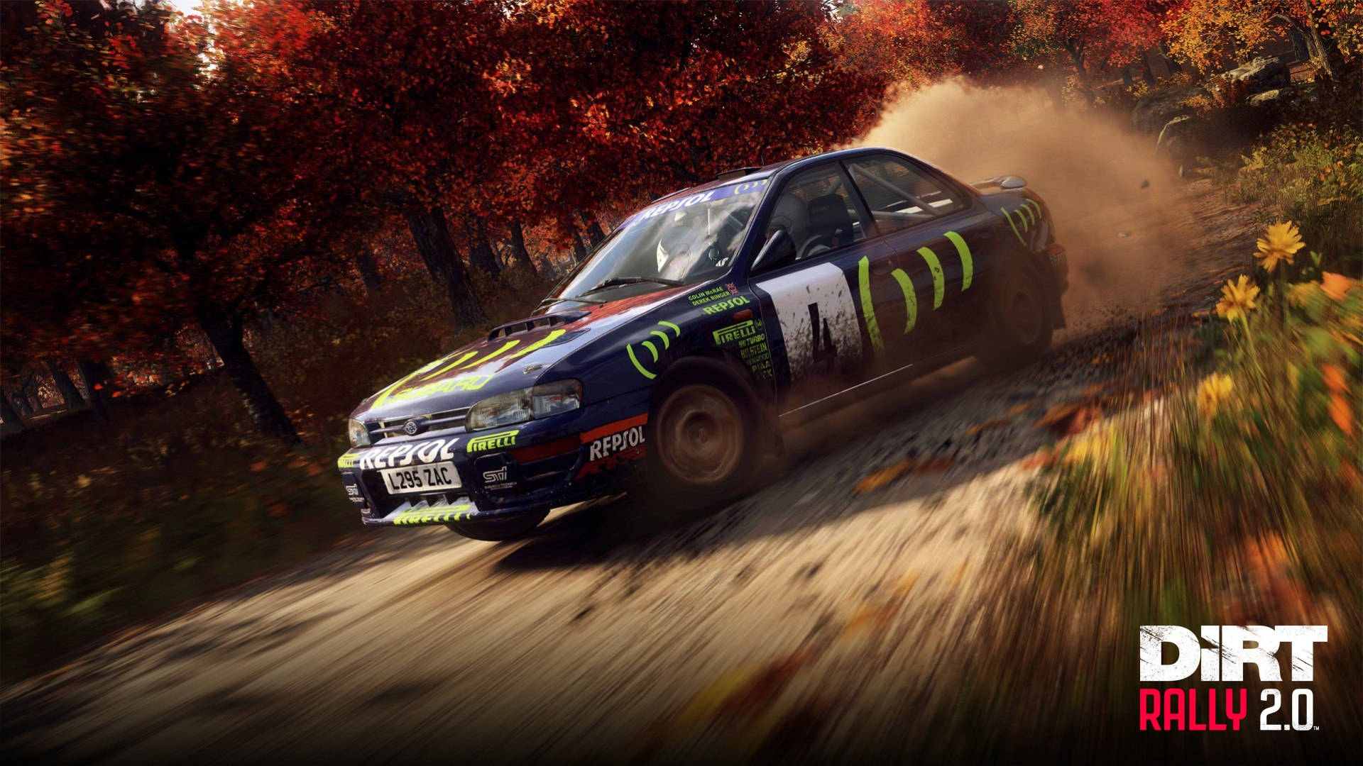 rally 桌布 壁紙 — 一輛拉力賽車在紅葉飛舞的森林中疾馳，在碎石路上揚起塵土。