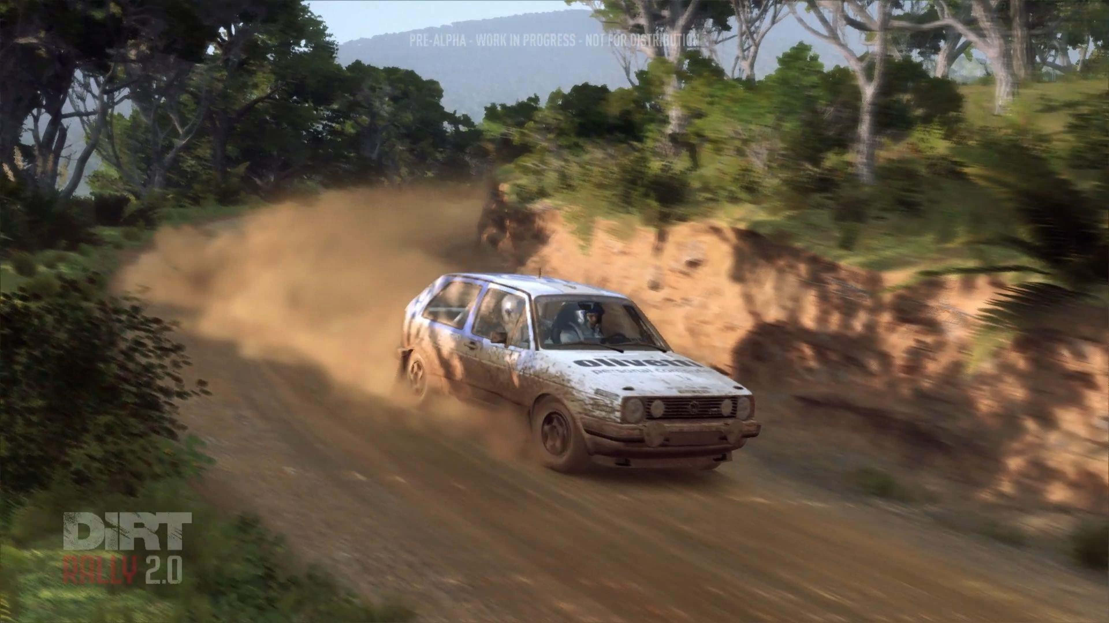 4K Dirt Rally 桌布 壁紙 — 一輛拉力賽車在電玩遊戲場景中，在森林泥濘賽道上疾馳，揚起灰塵。