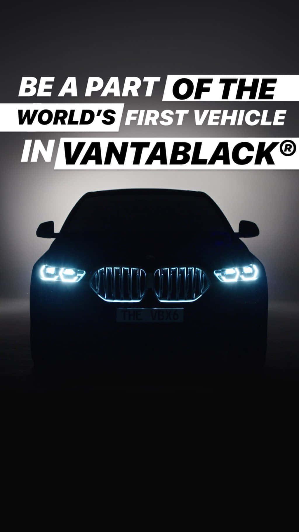 採用Vantablack塗裝的BMW汽車，配有閃耀的車頭燈和粗體文字疊加。 — BMW 動圖 壁紙